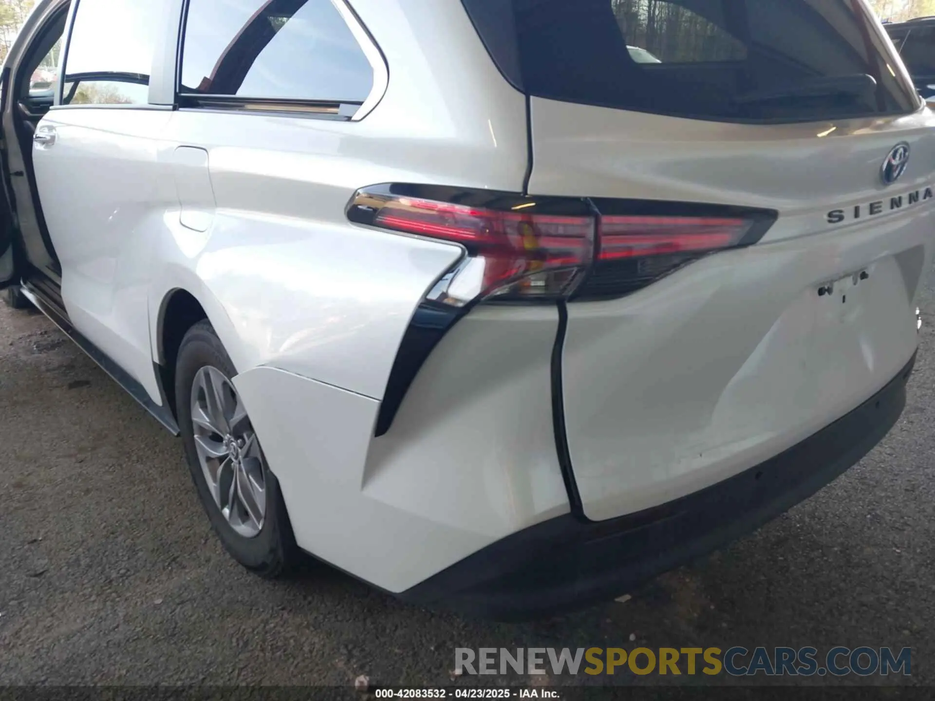 6 Photograph of a damaged car 5TDJRKEC9NS107724 TOYOTA SIENNA 2022