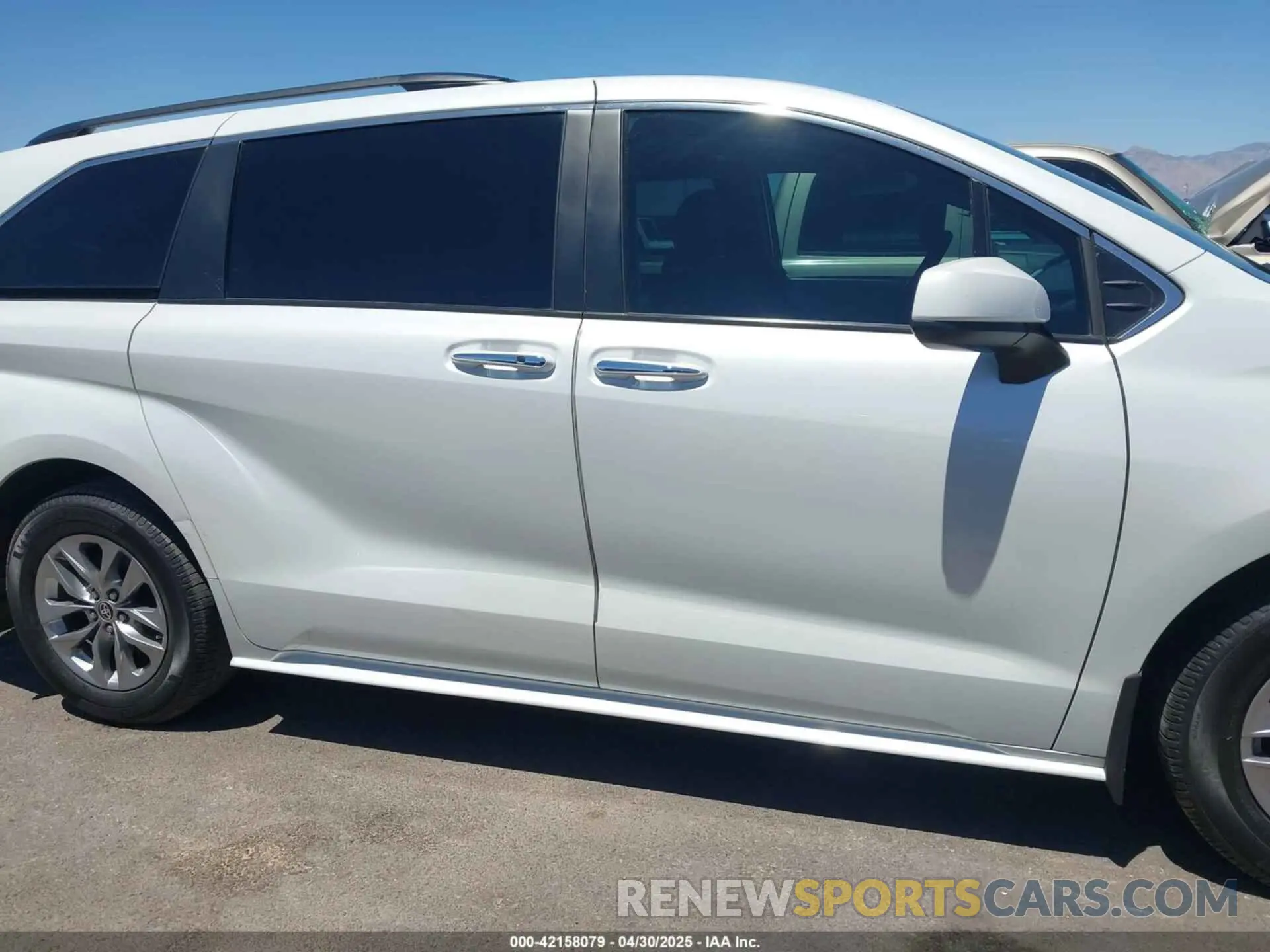 13 Photograph of a damaged car 5TDJRKECXNS118859 TOYOTA SIENNA 2022