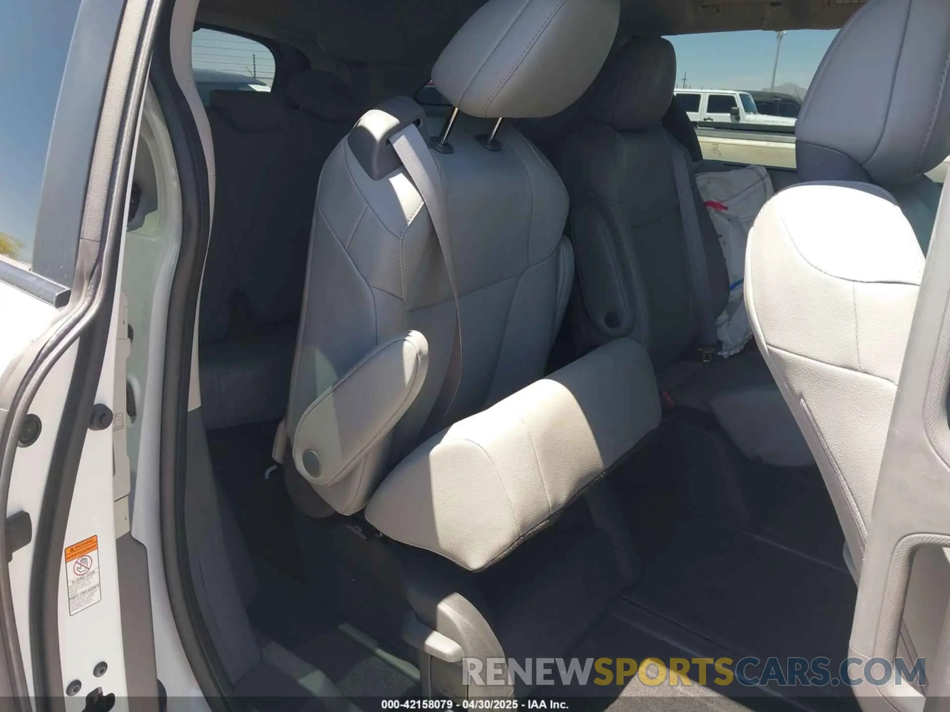 8 Photograph of a damaged car 5TDJRKECXNS118859 TOYOTA SIENNA 2022