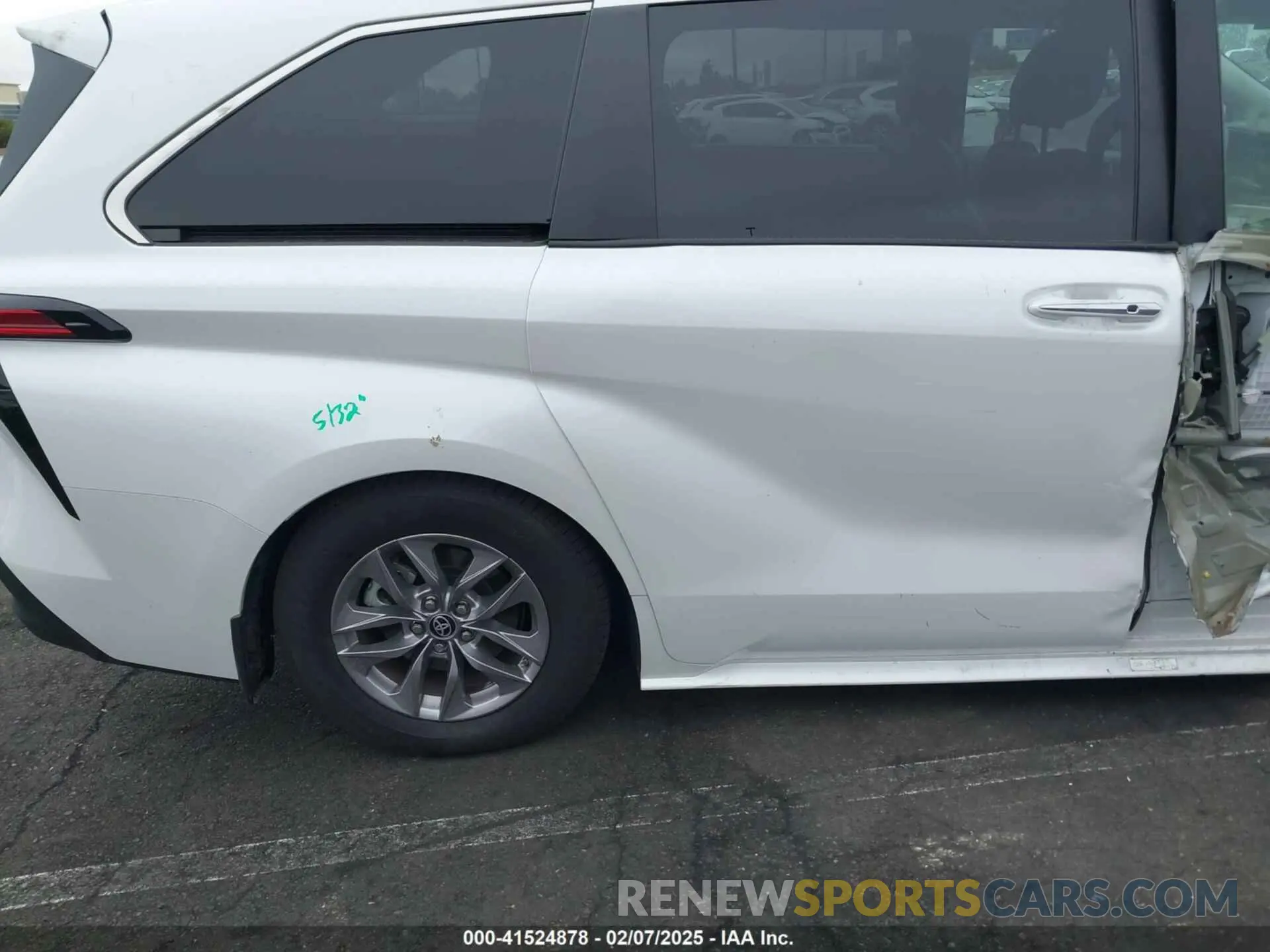 18 Photograph of a damaged car 5TDJRKECXNS135662 TOYOTA SIENNA 2022