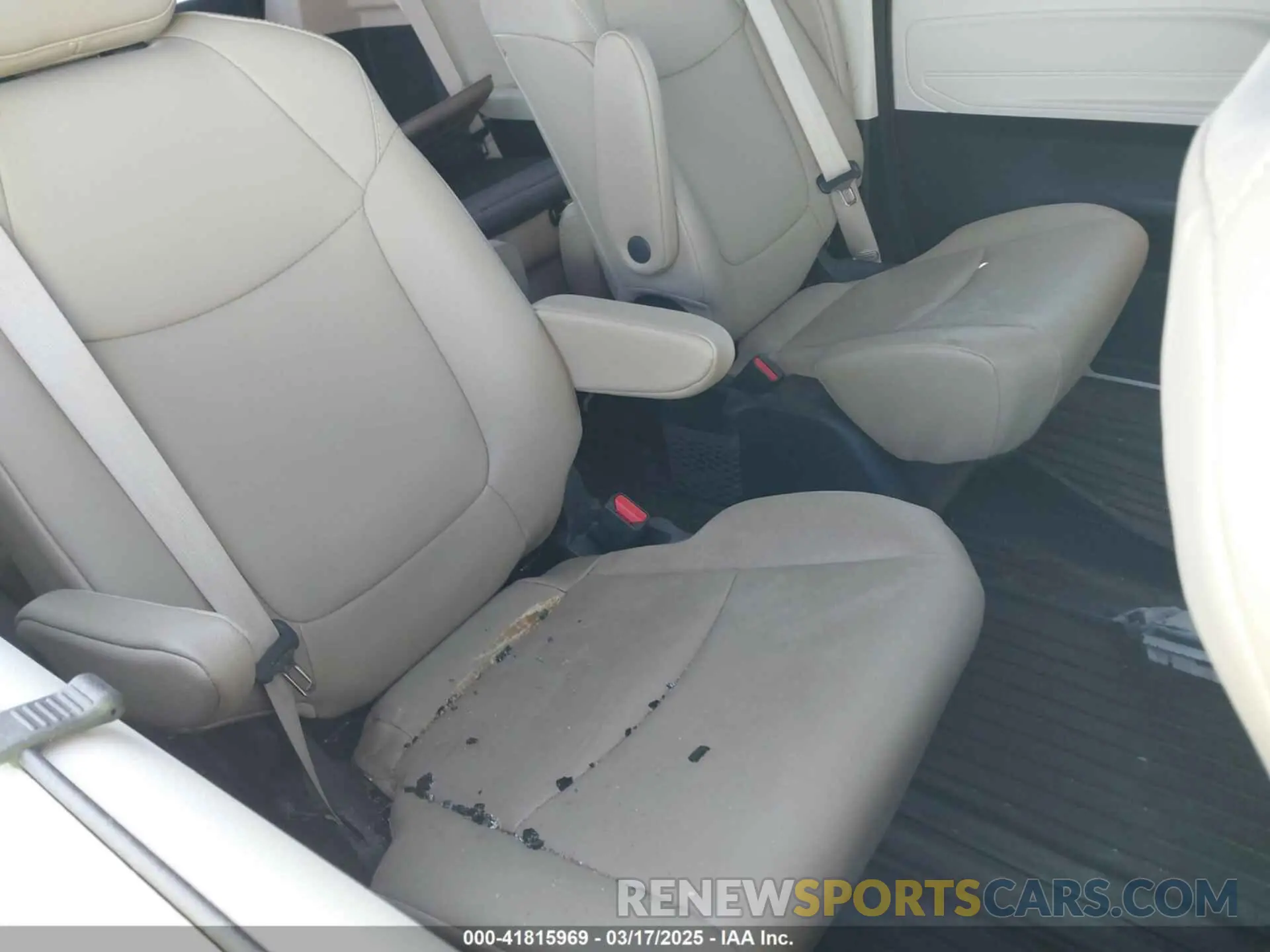 8 Photograph of a damaged car 5TDJSKFC7NS058980 TOYOTA SIENNA 2022