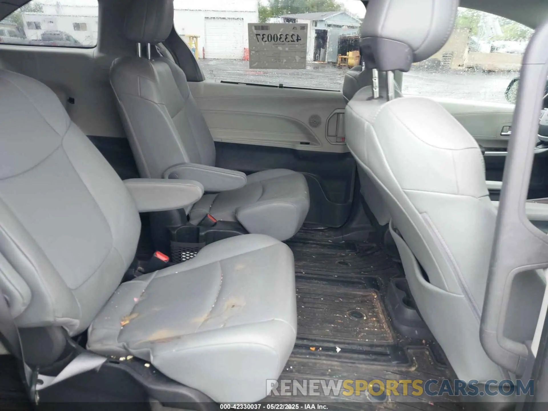 8 Photograph of a damaged car 5TDJSKFC7NS062964 TOYOTA SIENNA 2022