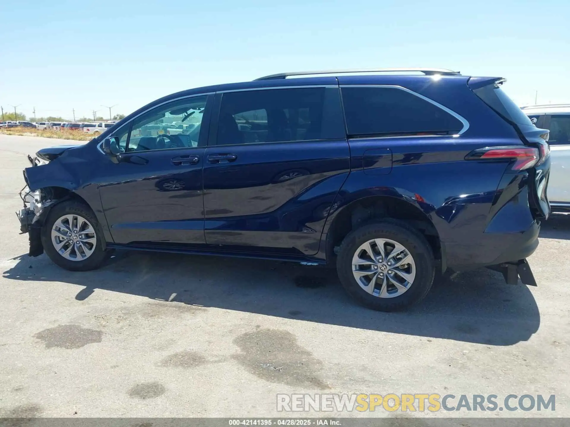14 Photograph of a damaged car 5TDKRKEC0NS101136 TOYOTA SIENNA 2022