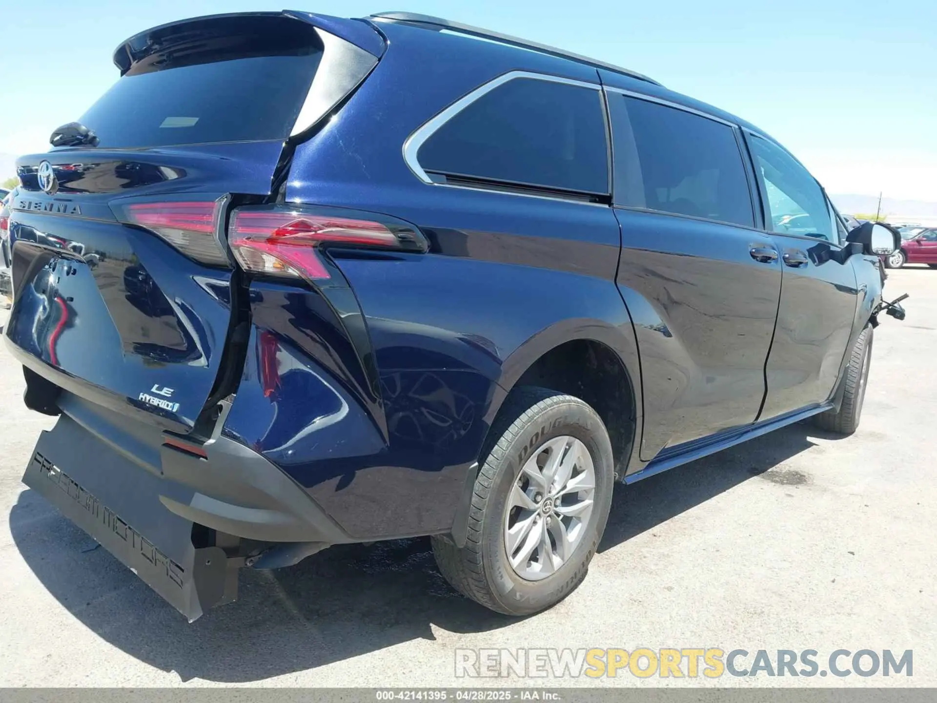 4 Photograph of a damaged car 5TDKRKEC0NS101136 TOYOTA SIENNA 2022