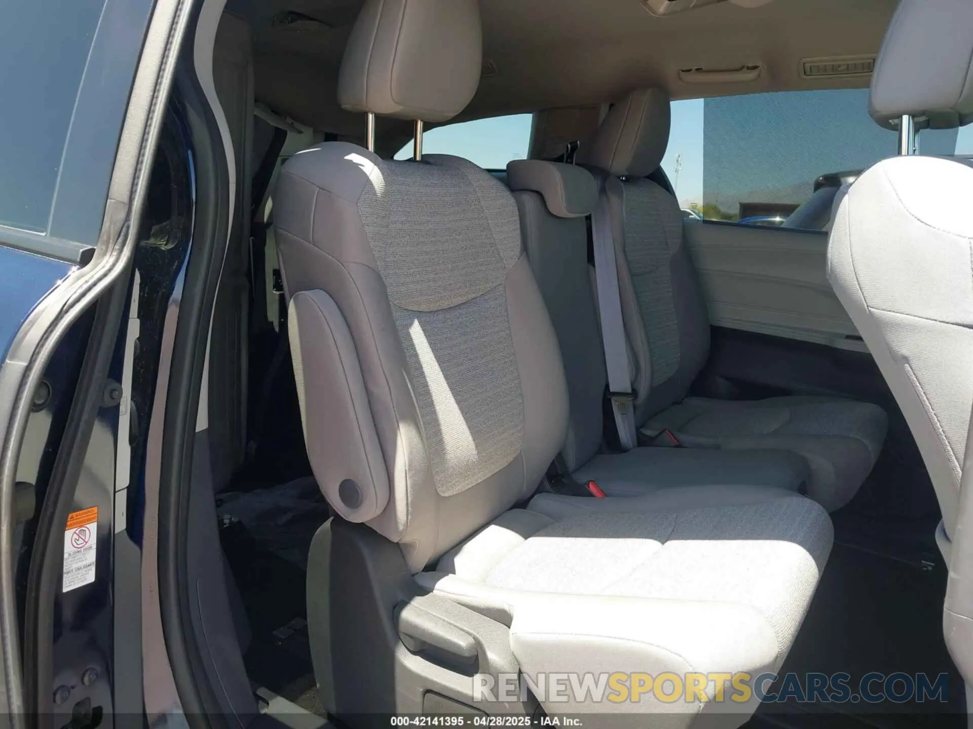 8 Photograph of a damaged car 5TDKRKEC0NS101136 TOYOTA SIENNA 2022