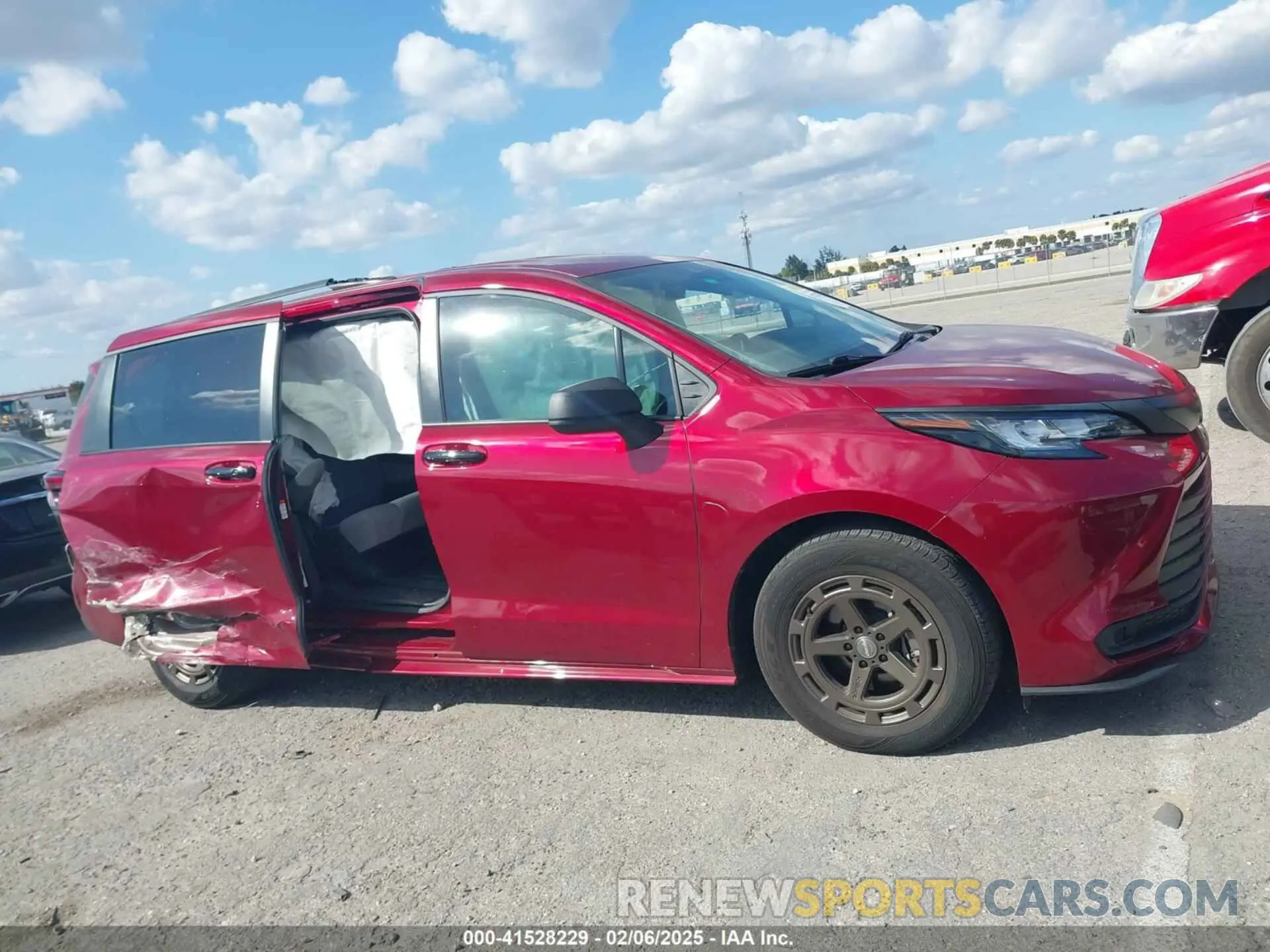 13 Photograph of a damaged car 5TDKRKEC1NS098733 TOYOTA SIENNA 2022