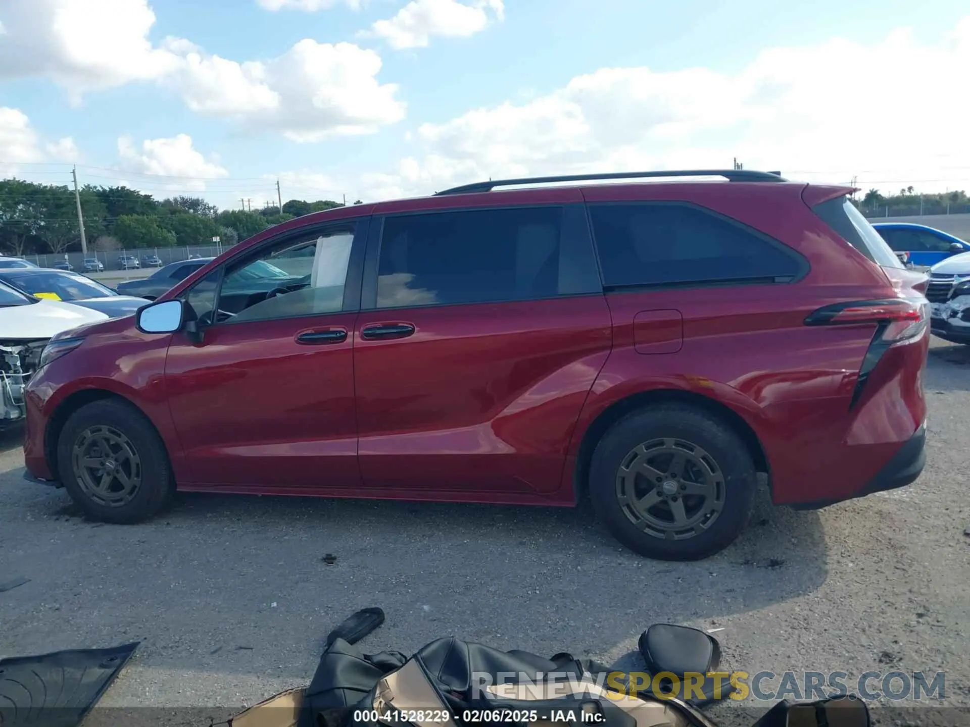 14 Photograph of a damaged car 5TDKRKEC1NS098733 TOYOTA SIENNA 2022
