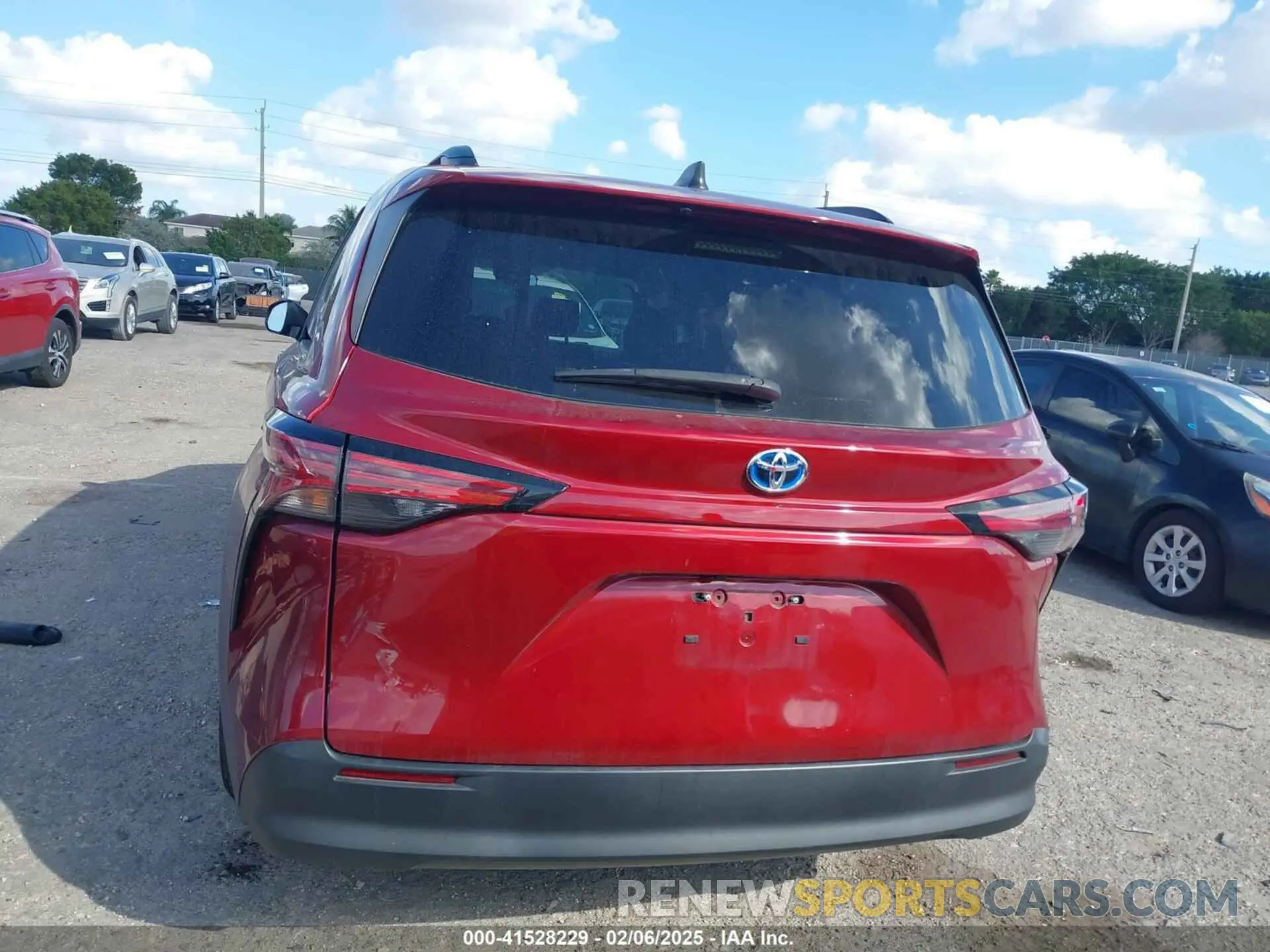16 Photograph of a damaged car 5TDKRKEC1NS098733 TOYOTA SIENNA 2022