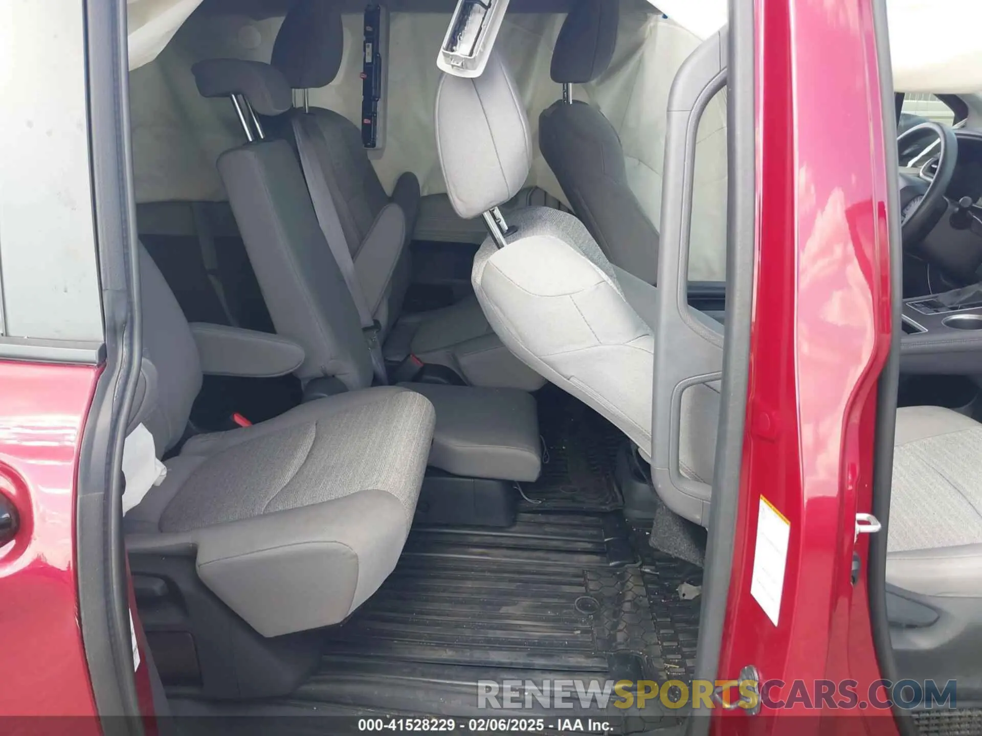 8 Photograph of a damaged car 5TDKRKEC1NS098733 TOYOTA SIENNA 2022