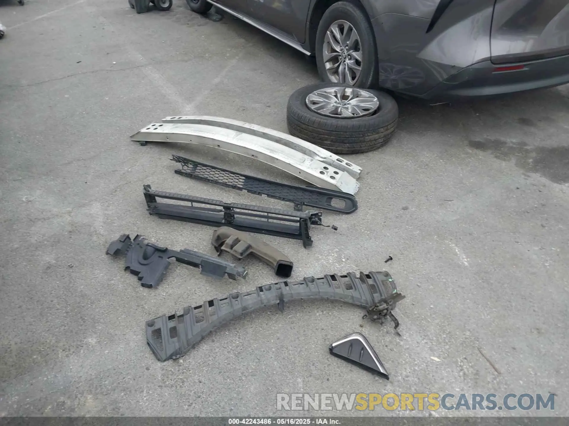 19 Photograph of a damaged car 5TDKRKEC1NS099302 TOYOTA SIENNA 2022