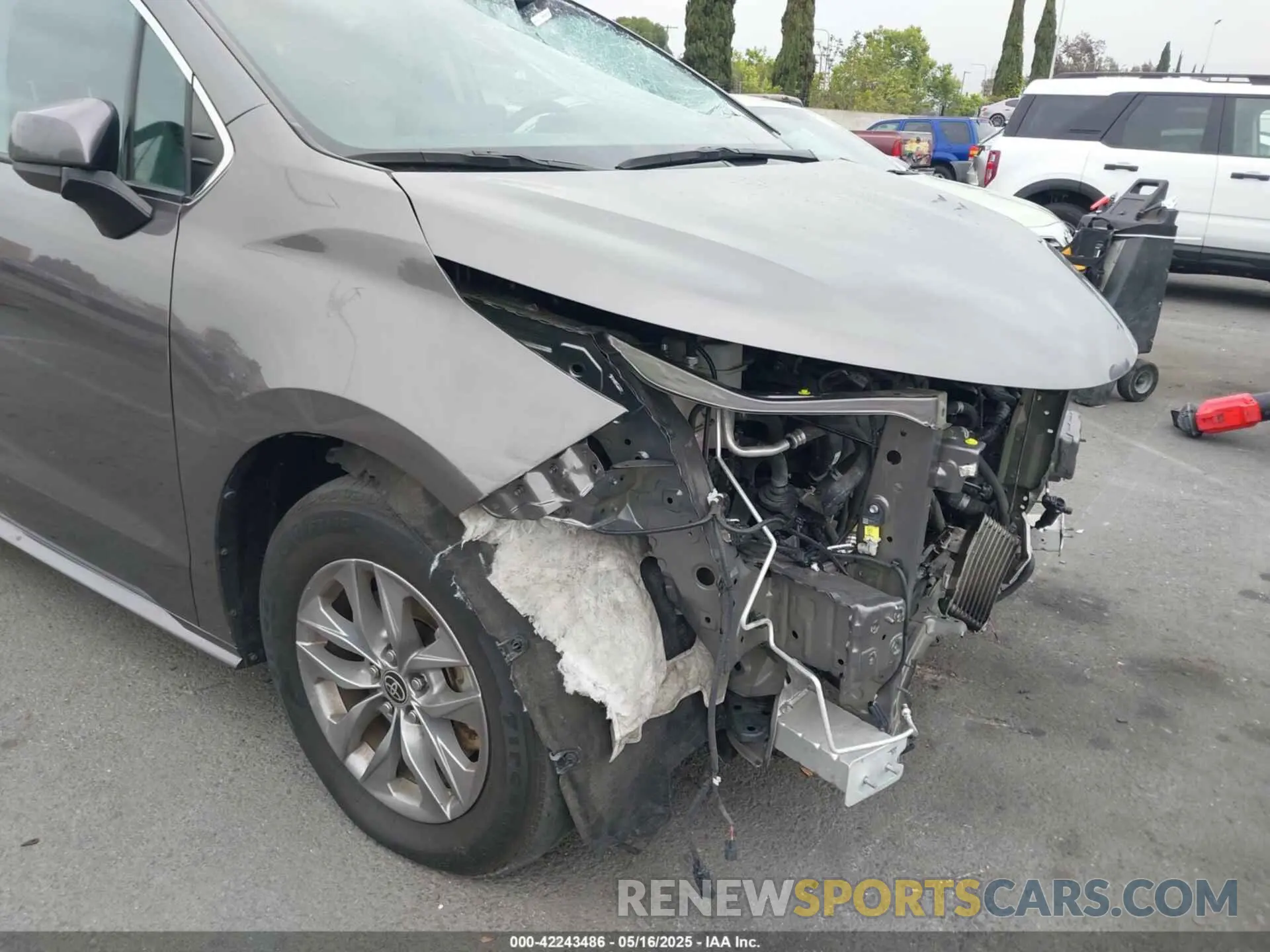 21 Photograph of a damaged car 5TDKRKEC1NS099302 TOYOTA SIENNA 2022