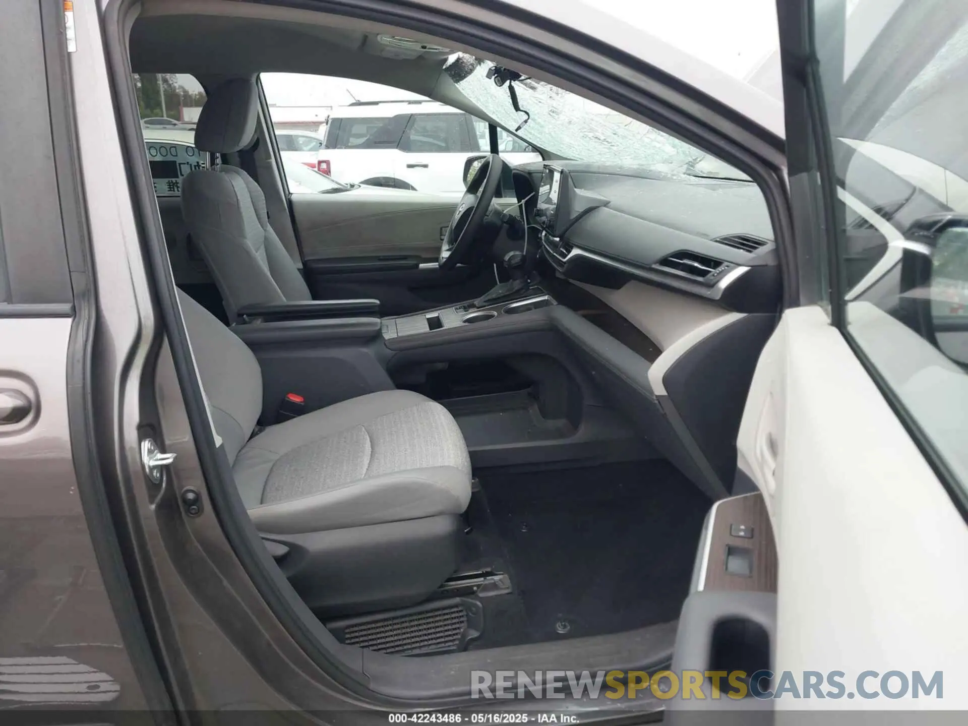 5 Photograph of a damaged car 5TDKRKEC1NS099302 TOYOTA SIENNA 2022