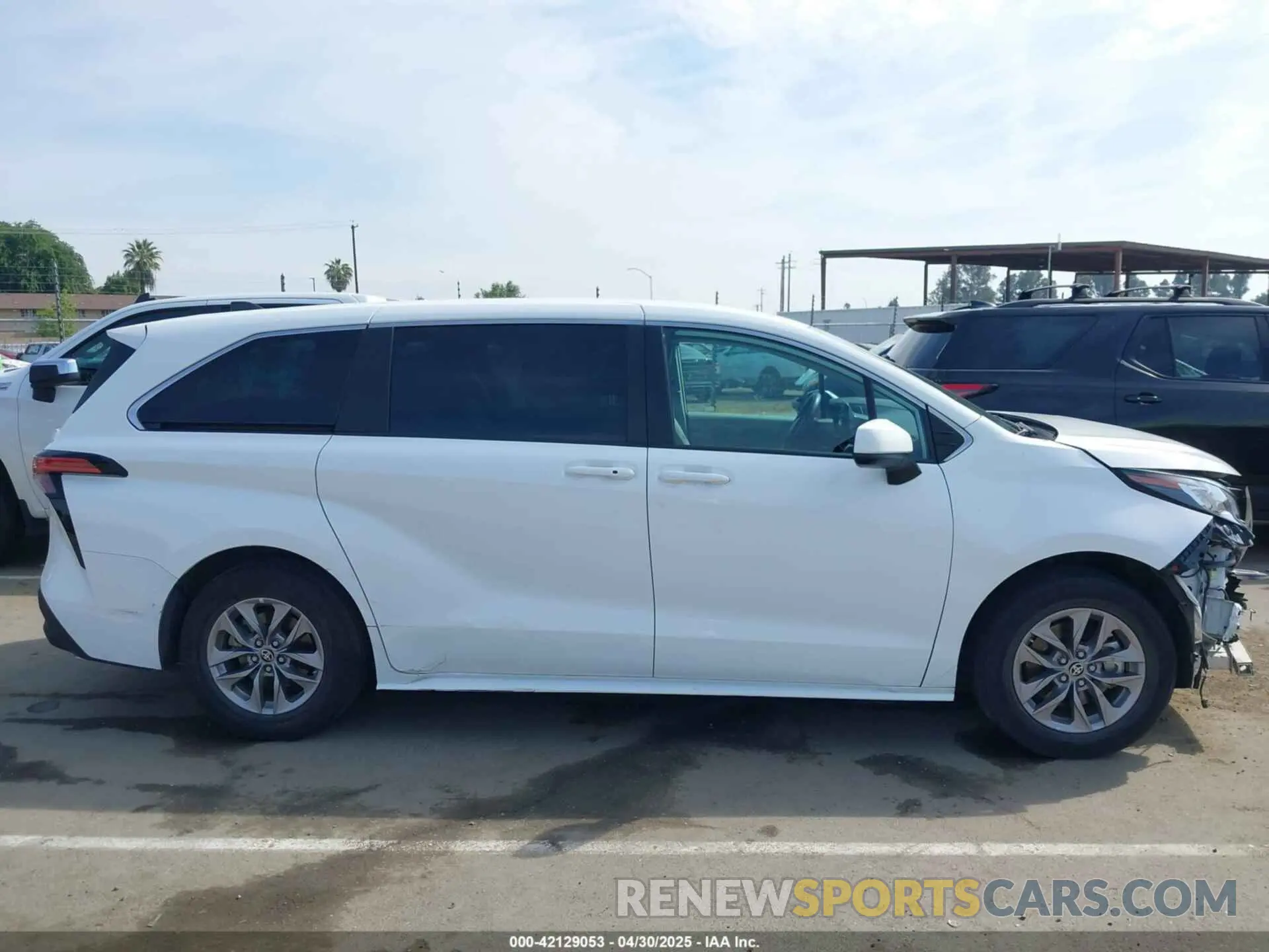 14 Photograph of a damaged car 5TDKRKEC3NS080928 TOYOTA SIENNA 2022