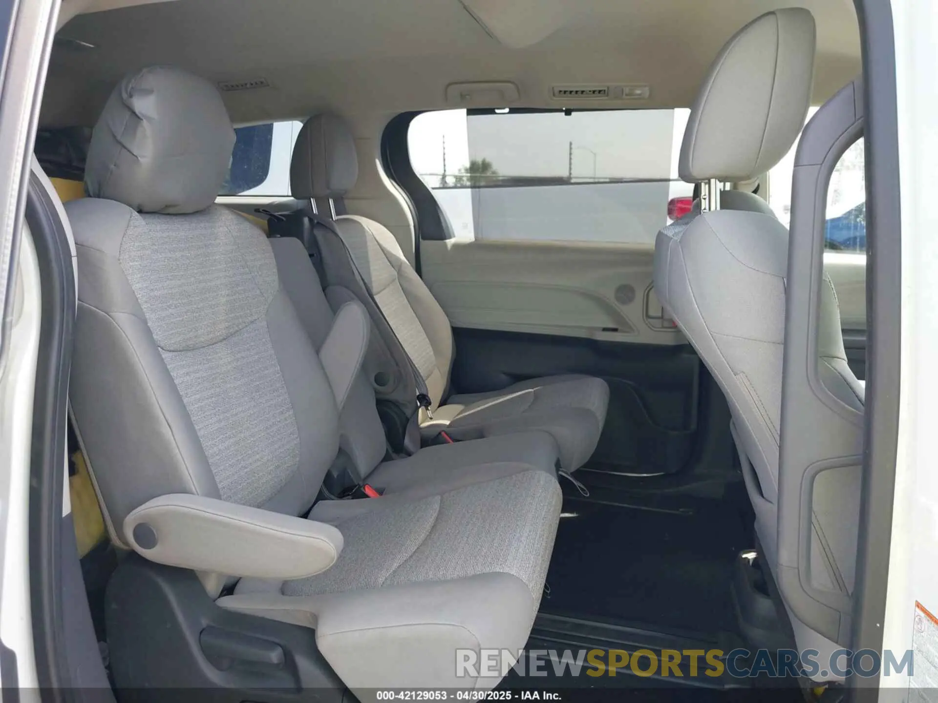 8 Photograph of a damaged car 5TDKRKEC3NS080928 TOYOTA SIENNA 2022