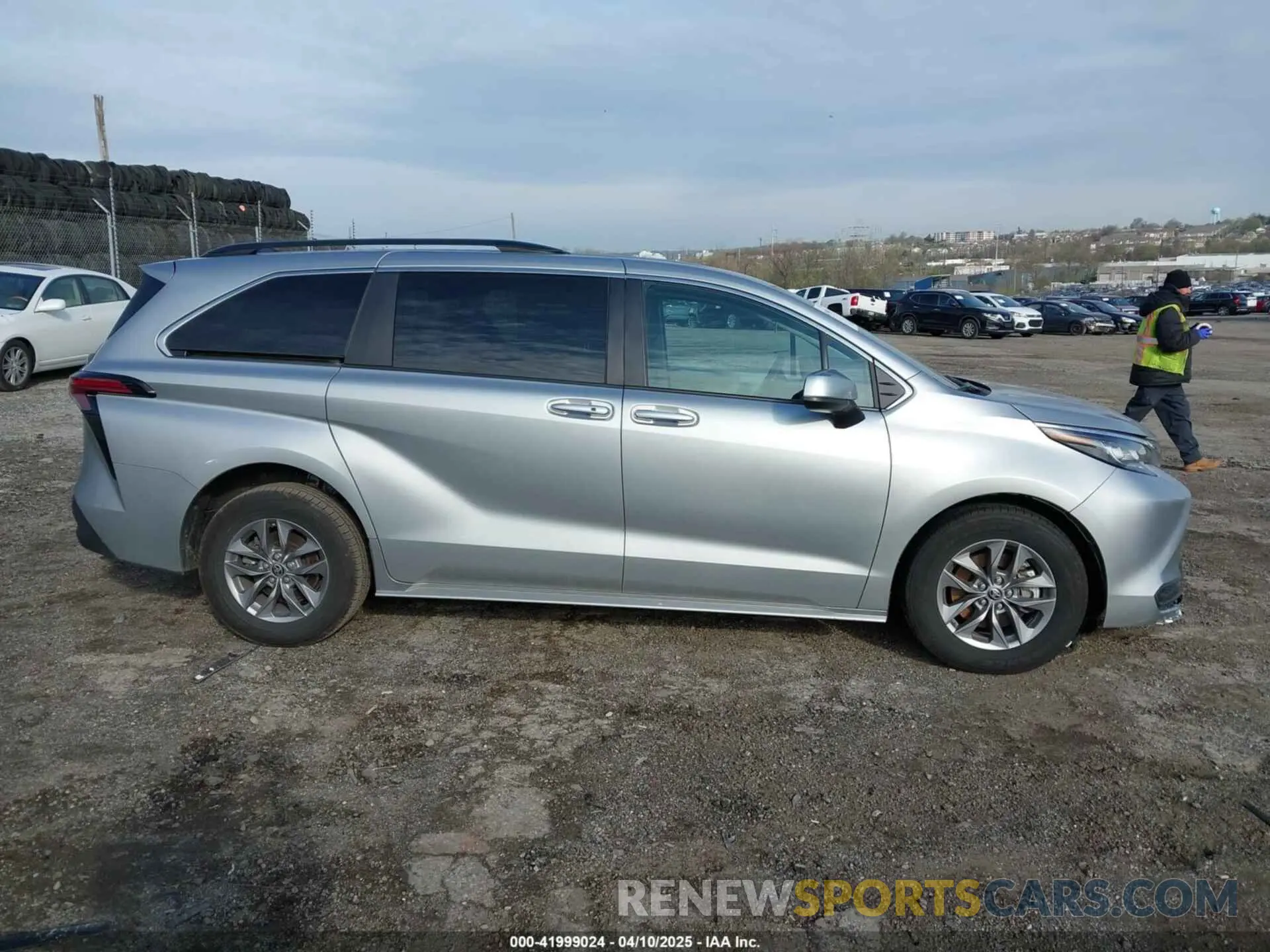 13 Photograph of a damaged car 5TDKRKEC4NS114889 TOYOTA SIENNA 2022