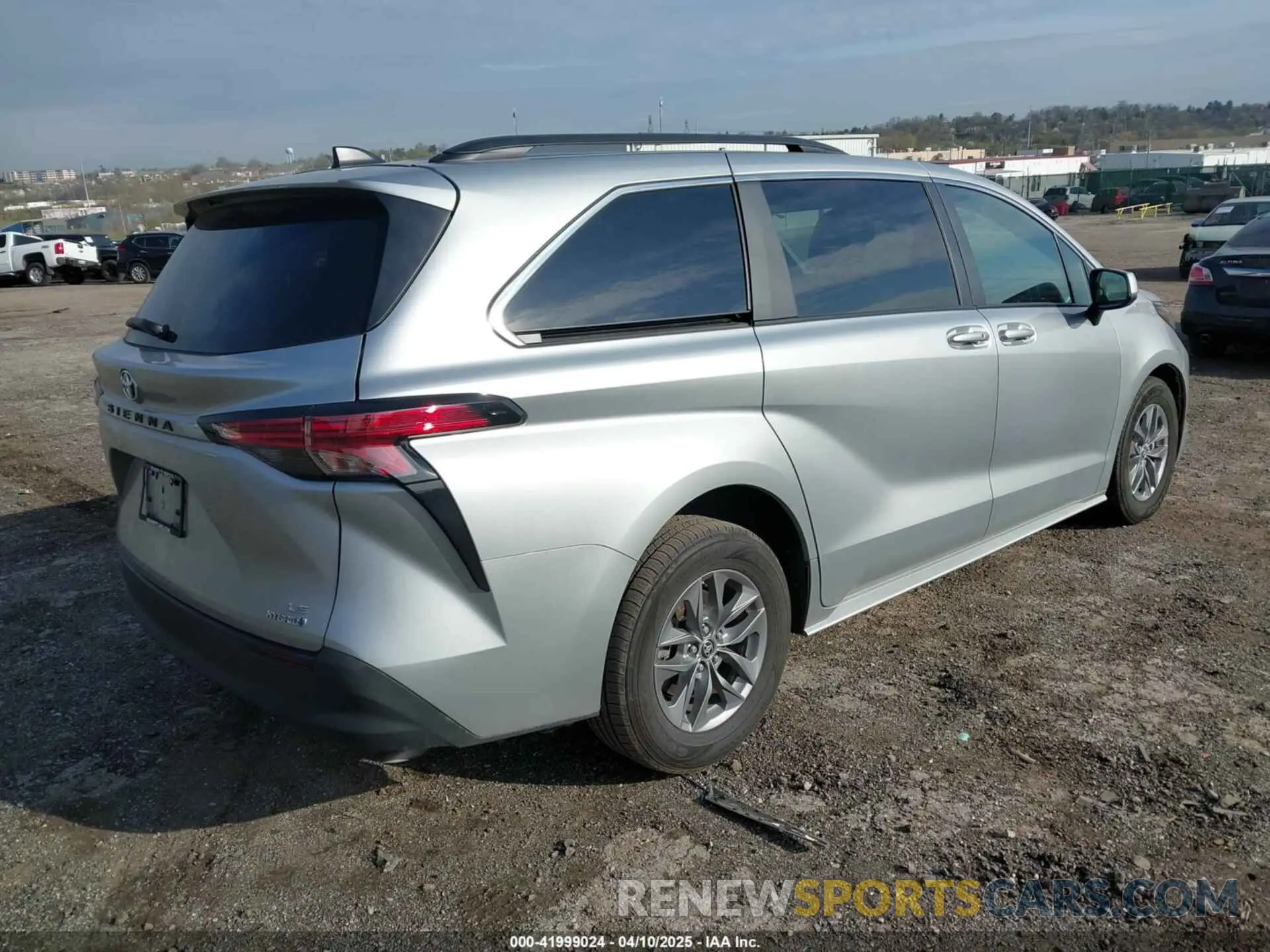 4 Photograph of a damaged car 5TDKRKEC4NS114889 TOYOTA SIENNA 2022
