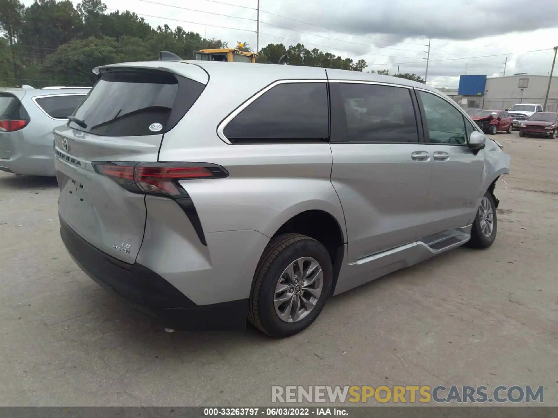 4 Photograph of a damaged car 5TDKRKEC5NS105604 TOYOTA SIENNA 2022