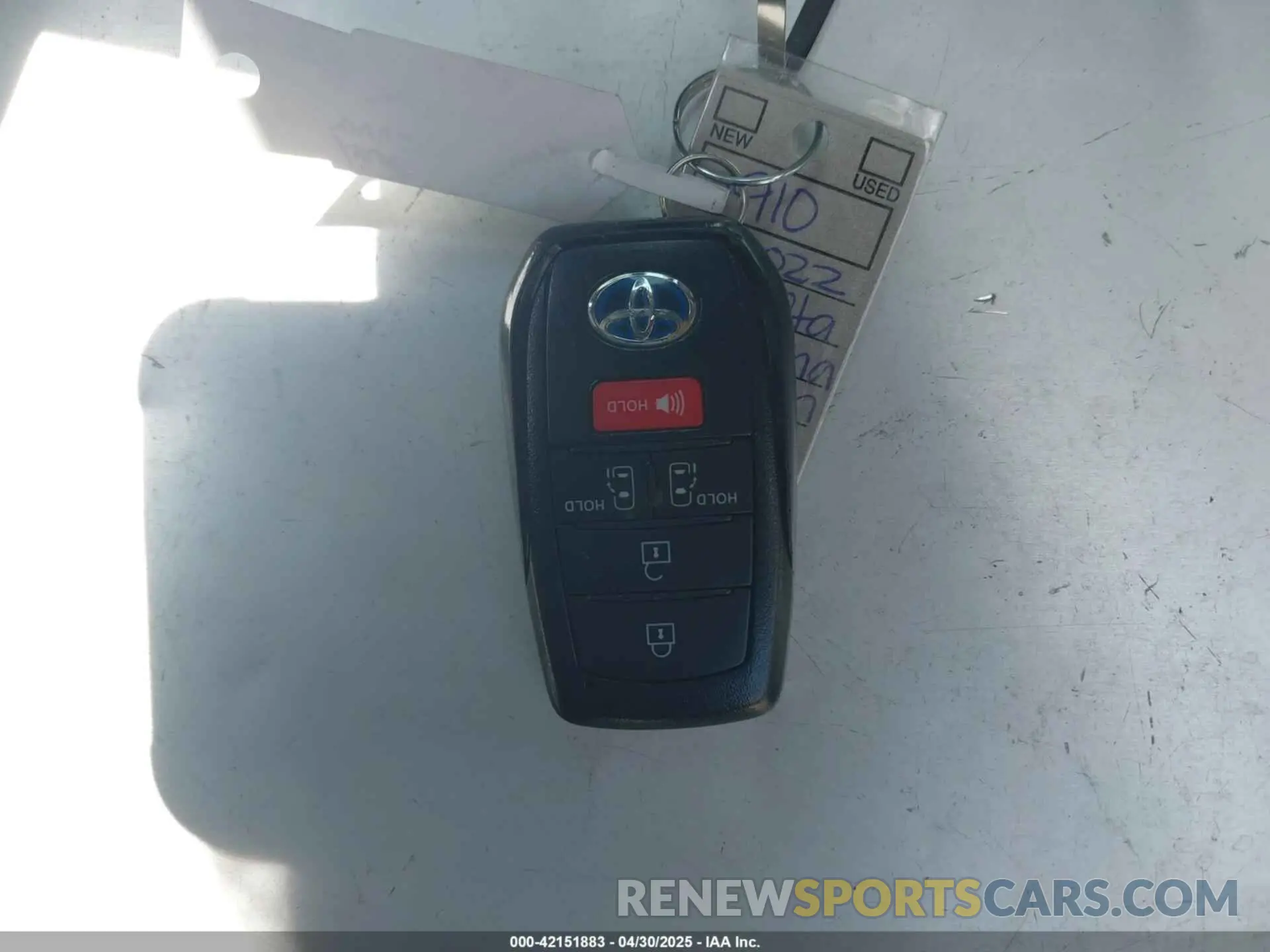 11 Photograph of a damaged car 5TDKRKEC6NS106342 TOYOTA SIENNA 2022
