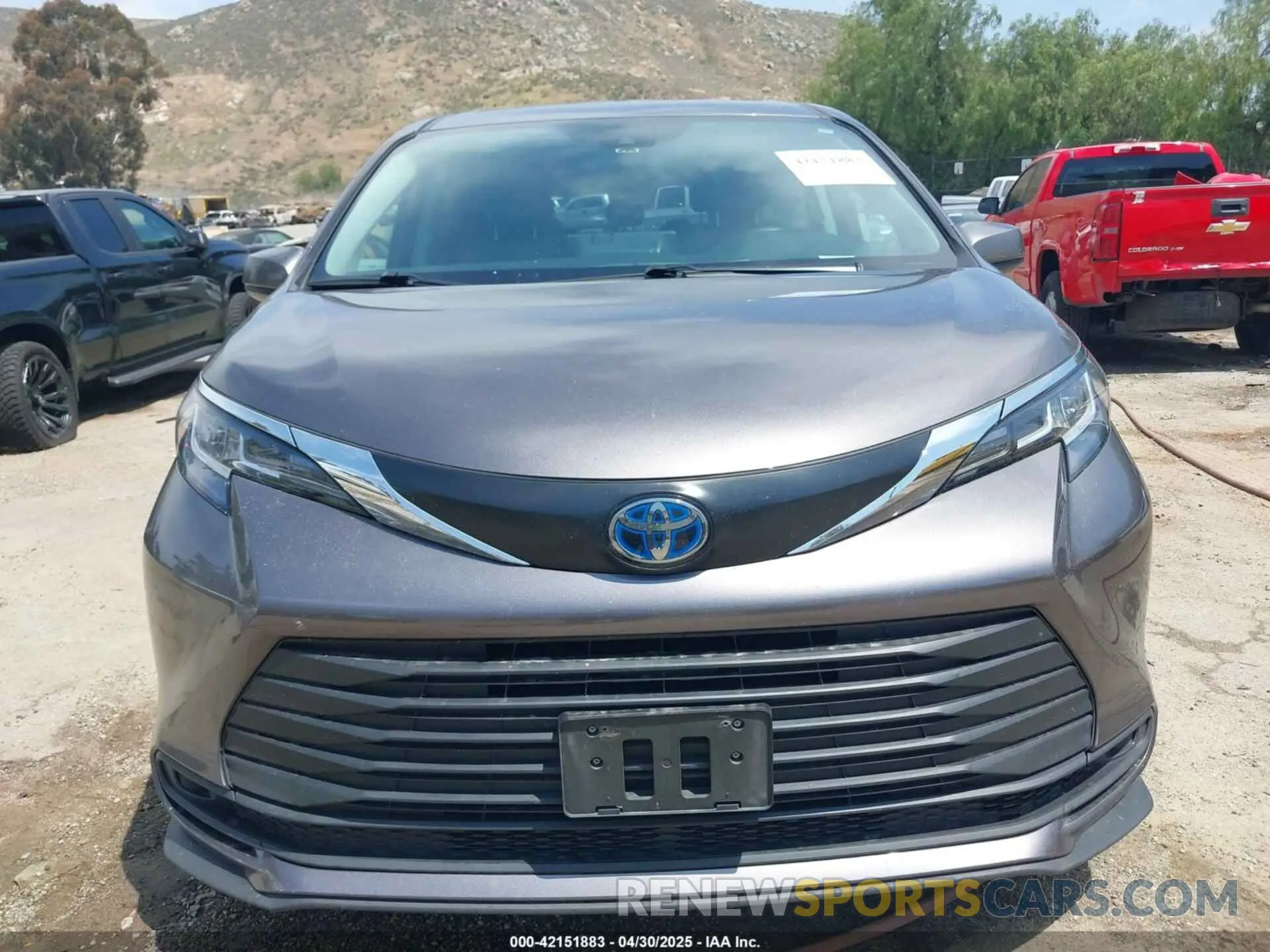 12 Photograph of a damaged car 5TDKRKEC6NS106342 TOYOTA SIENNA 2022