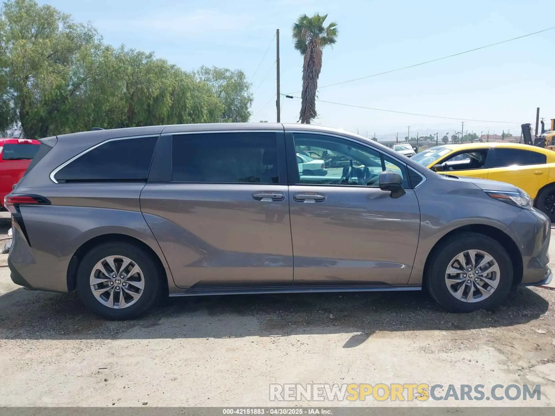 13 Photograph of a damaged car 5TDKRKEC6NS106342 TOYOTA SIENNA 2022