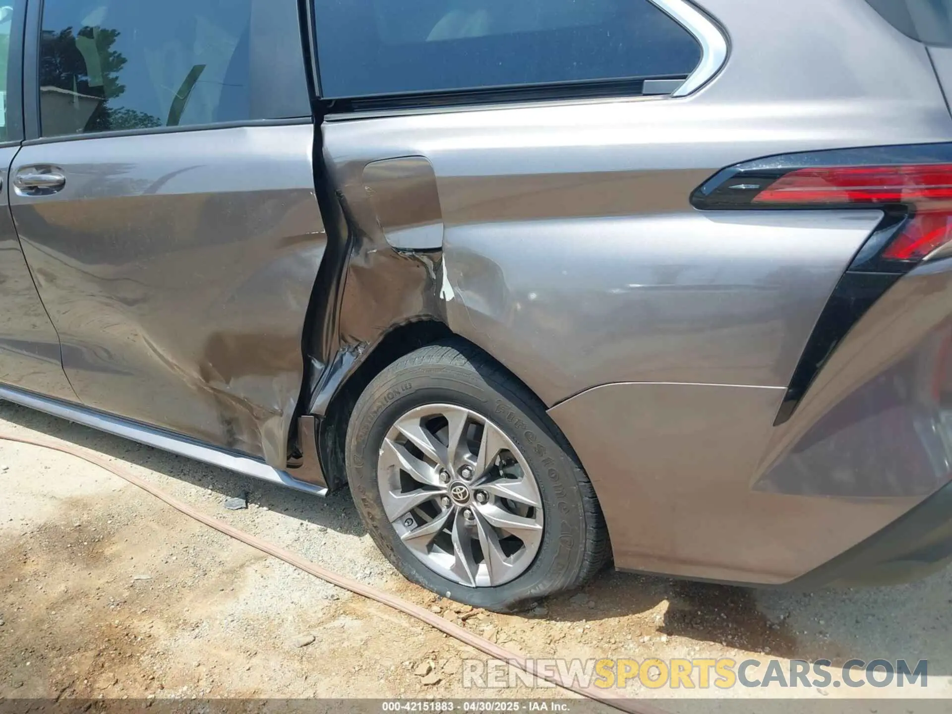 17 Photograph of a damaged car 5TDKRKEC6NS106342 TOYOTA SIENNA 2022