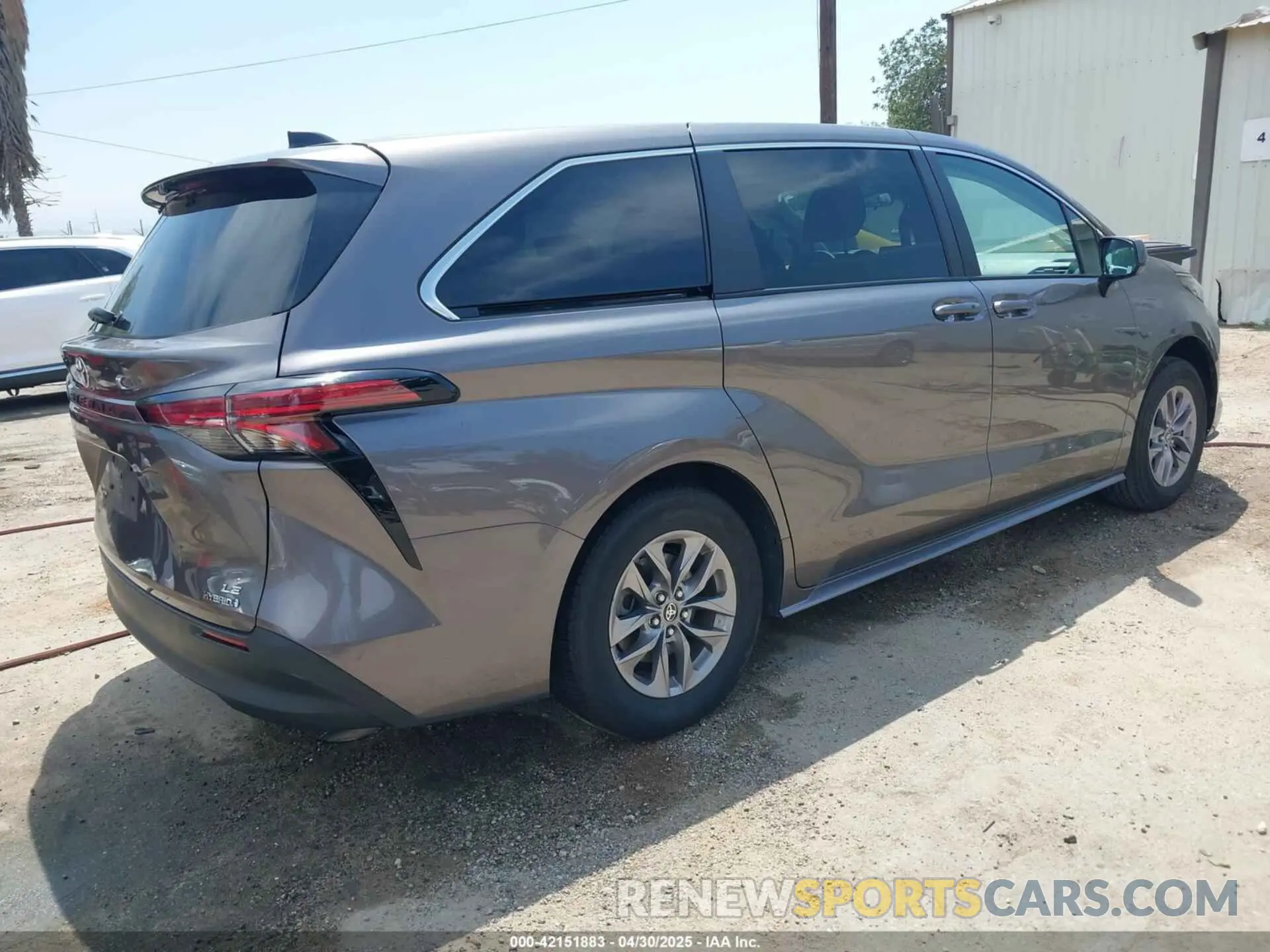 4 Photograph of a damaged car 5TDKRKEC6NS106342 TOYOTA SIENNA 2022