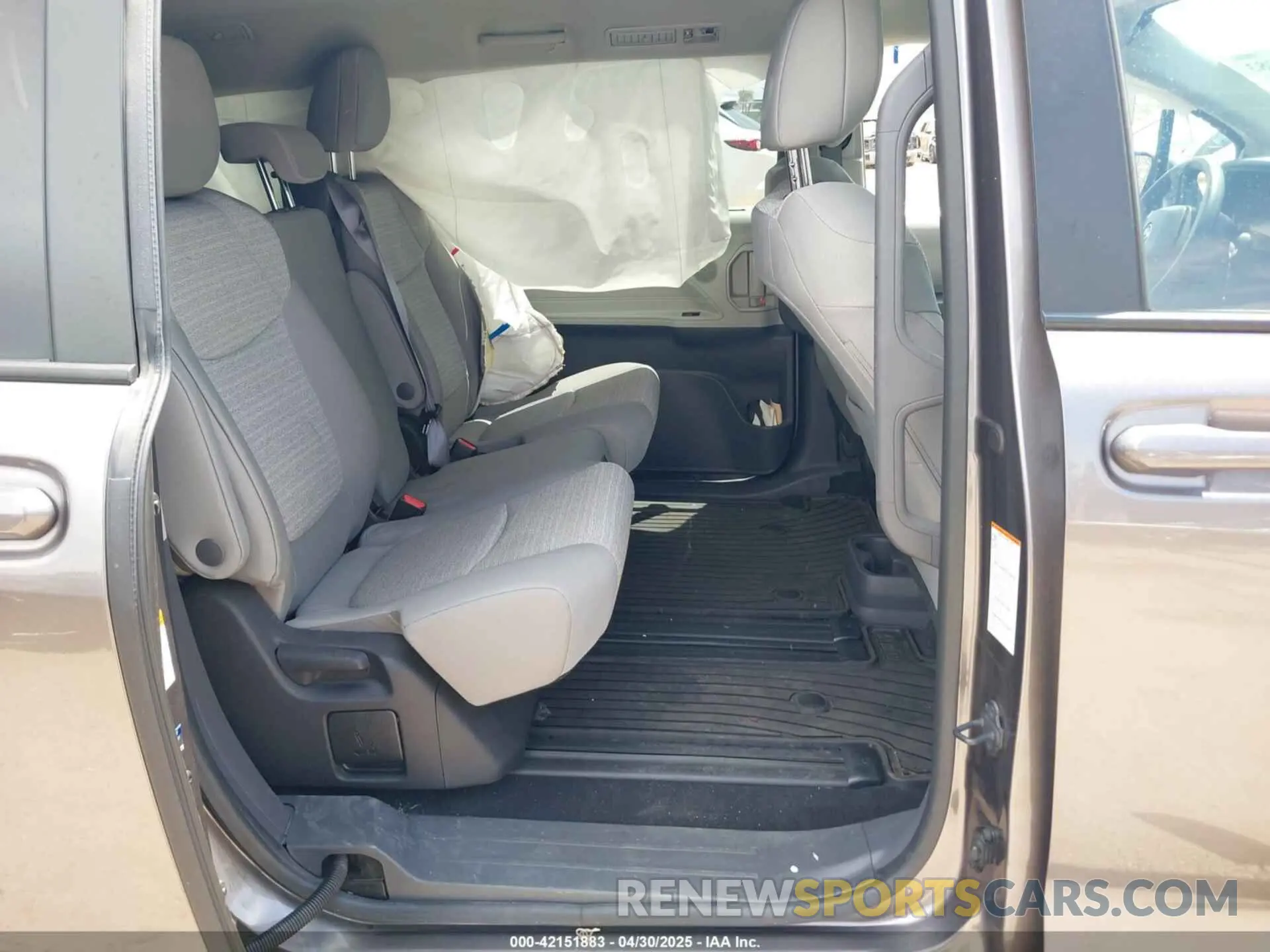 8 Photograph of a damaged car 5TDKRKEC6NS106342 TOYOTA SIENNA 2022