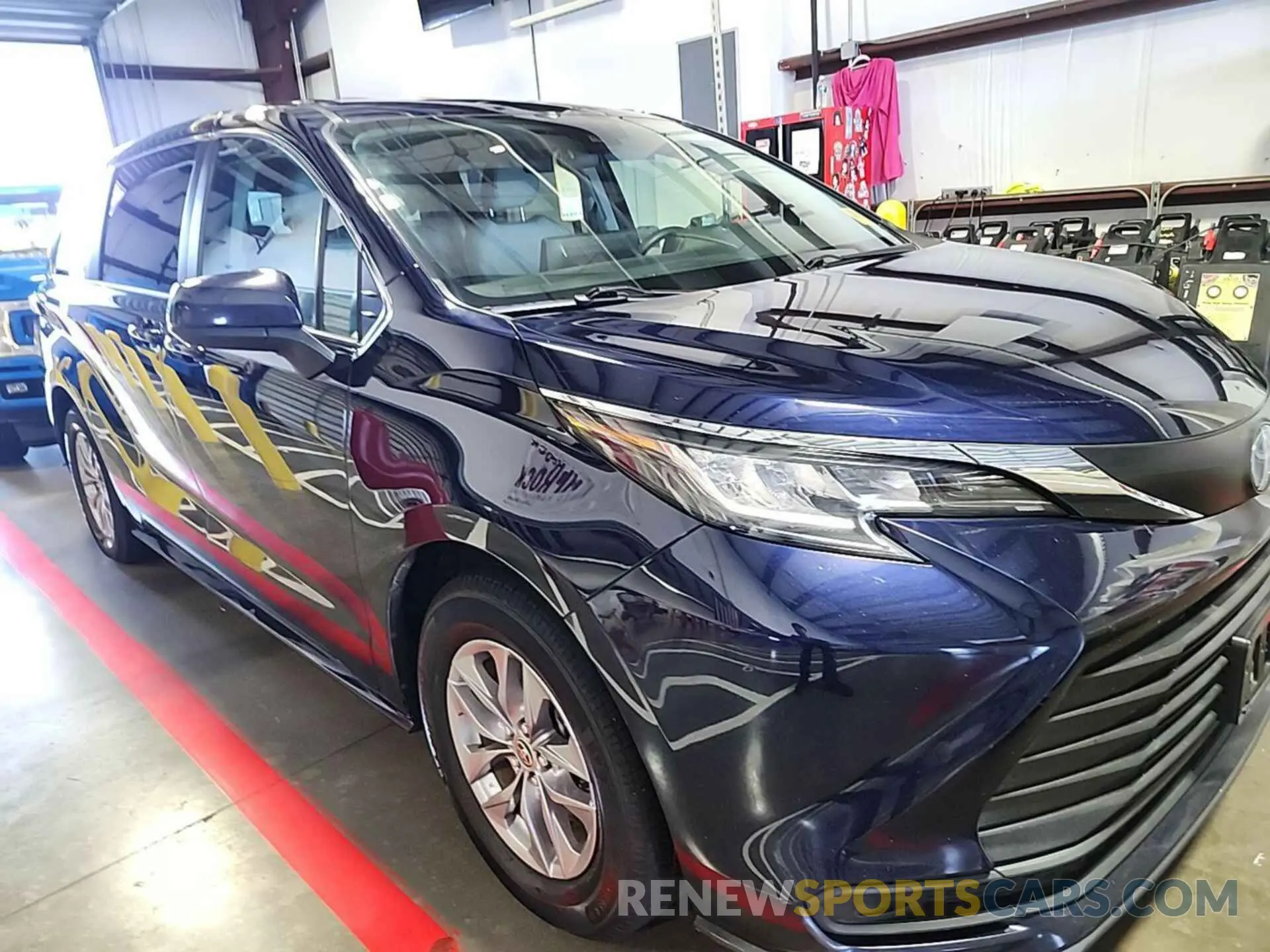 5 Photograph of a damaged car 5TDKRKEC7NS089793 TOYOTA SIENNA 2022