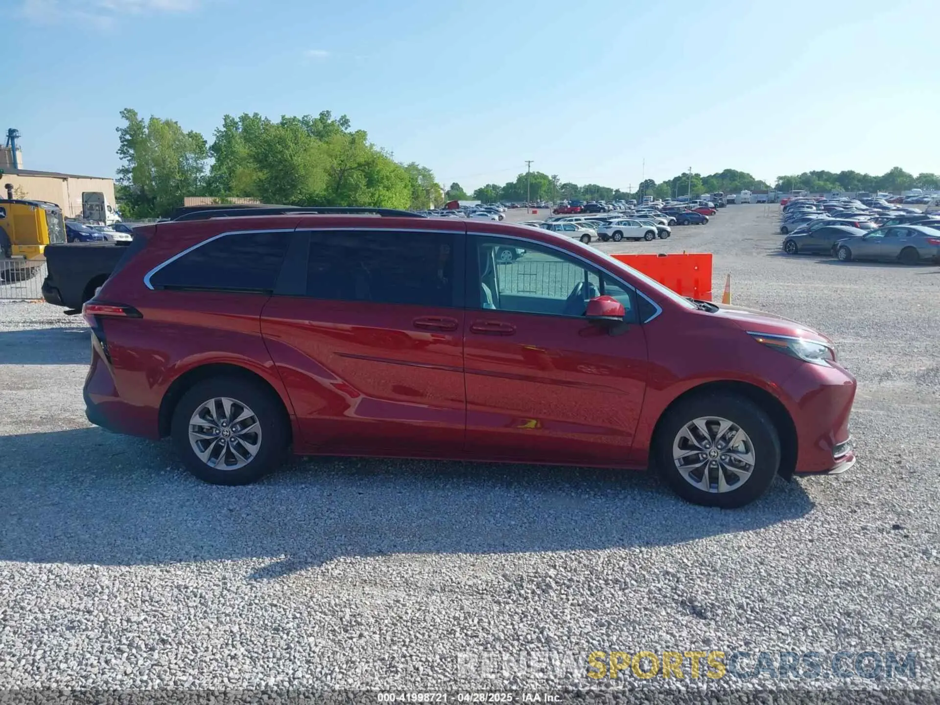 13 Photograph of a damaged car 5TDKRKEC7NS095271 TOYOTA SIENNA 2022