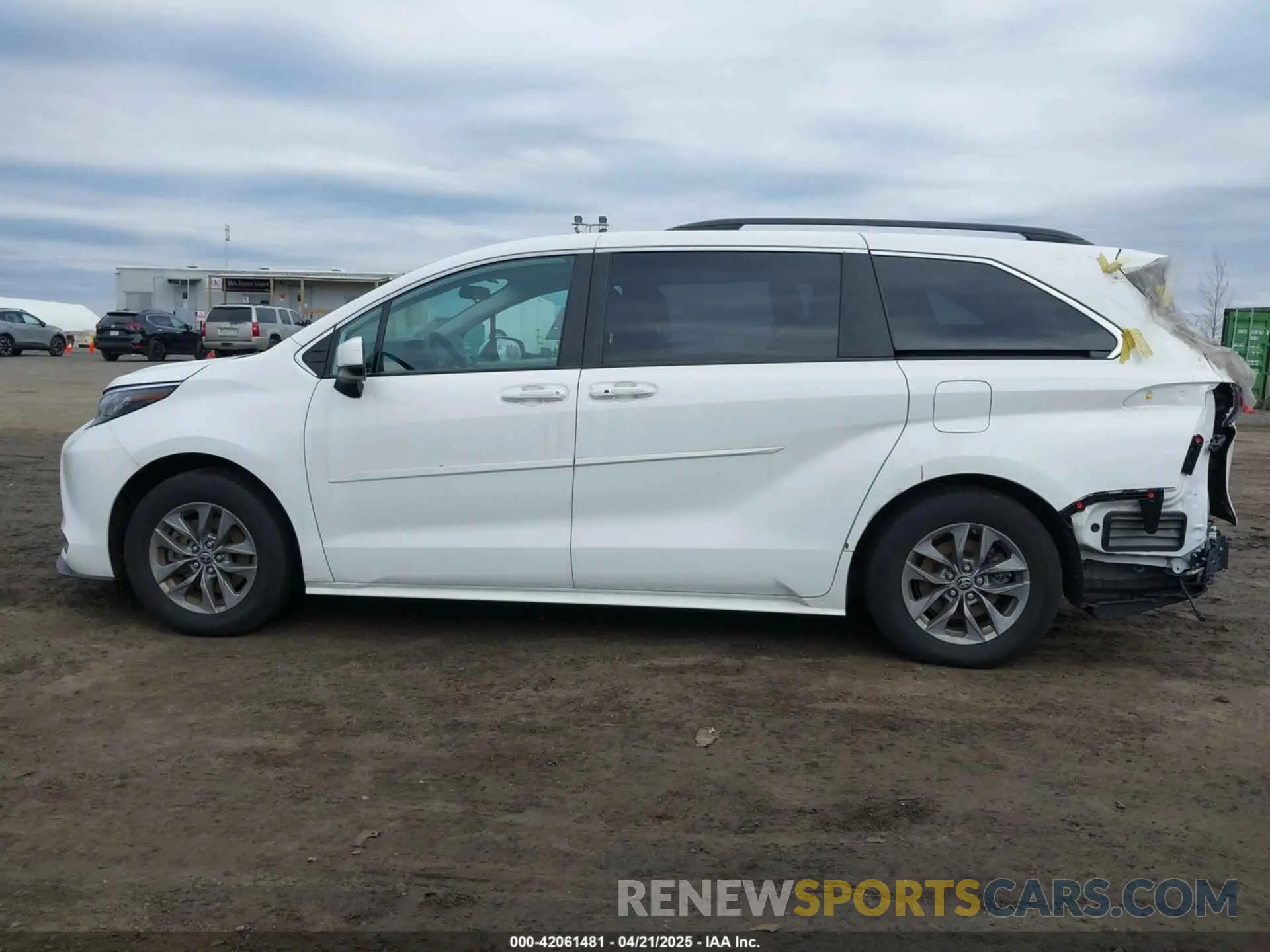 14 Photograph of a damaged car 5TDKRKEC7NS119925 TOYOTA SIENNA 2022