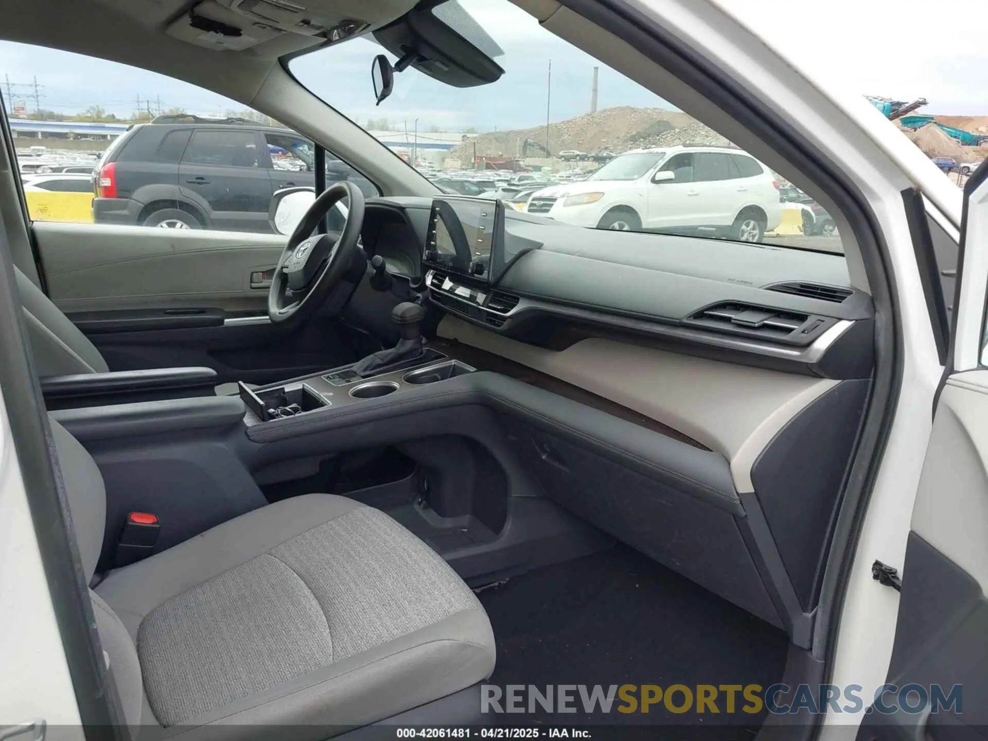 5 Photograph of a damaged car 5TDKRKEC7NS119925 TOYOTA SIENNA 2022