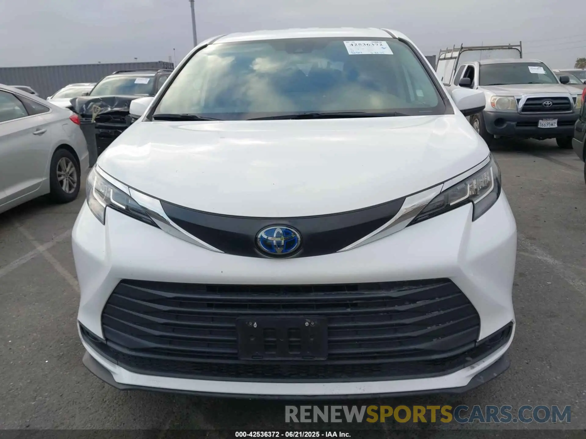 13 Photograph of a damaged car 5TDKRKEC9NS122406 TOYOTA SIENNA 2022