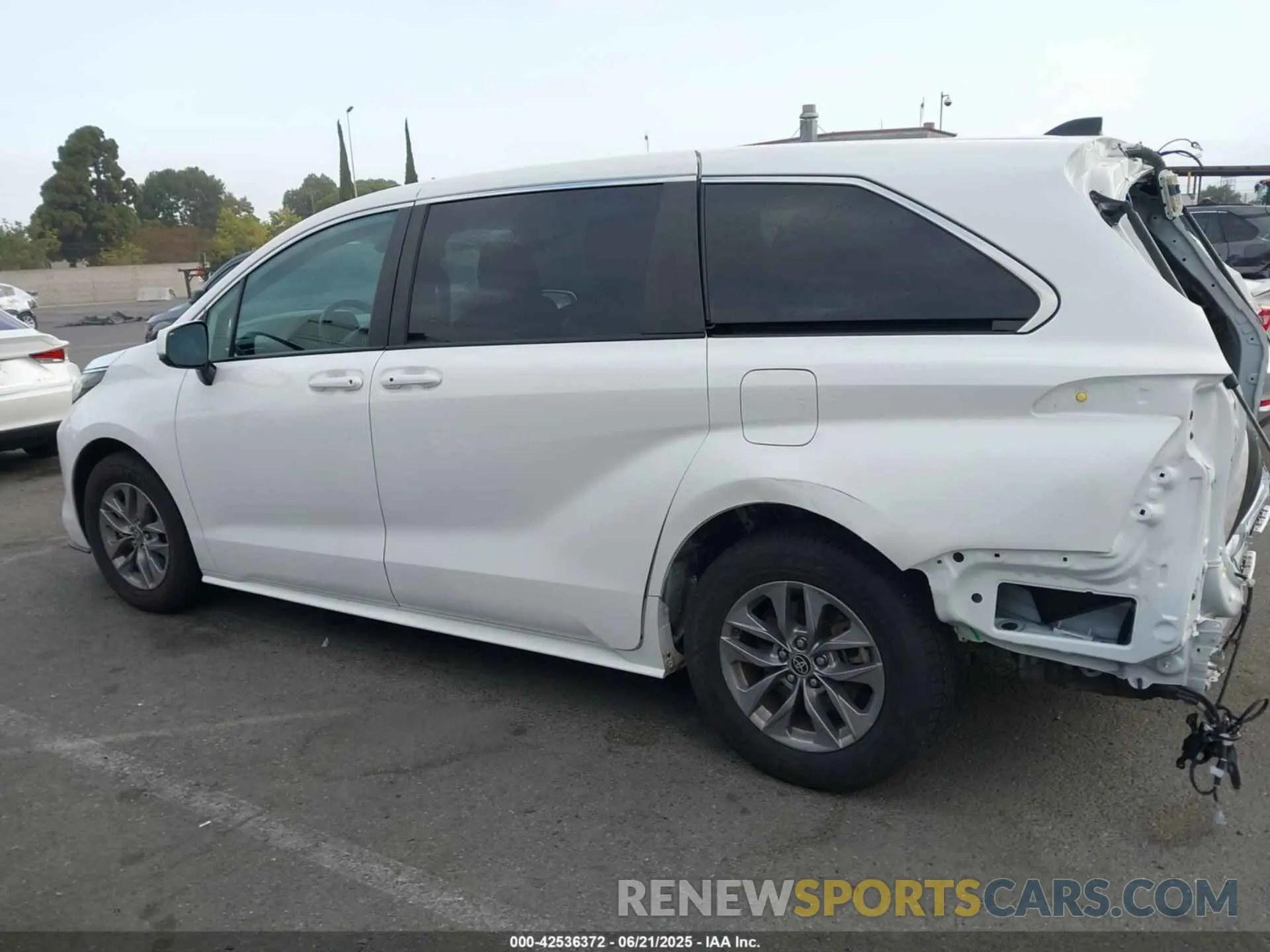 15 Photograph of a damaged car 5TDKRKEC9NS122406 TOYOTA SIENNA 2022