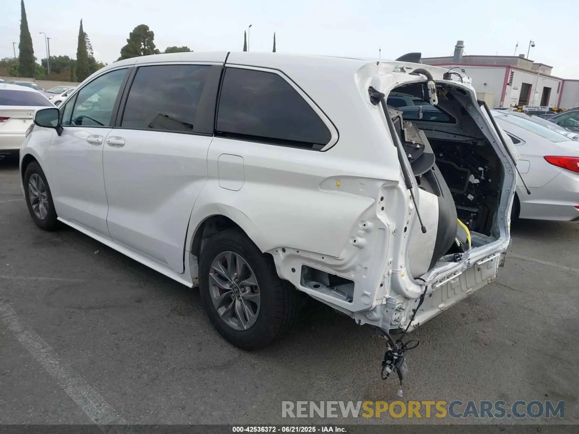 3 Photograph of a damaged car 5TDKRKEC9NS122406 TOYOTA SIENNA 2022