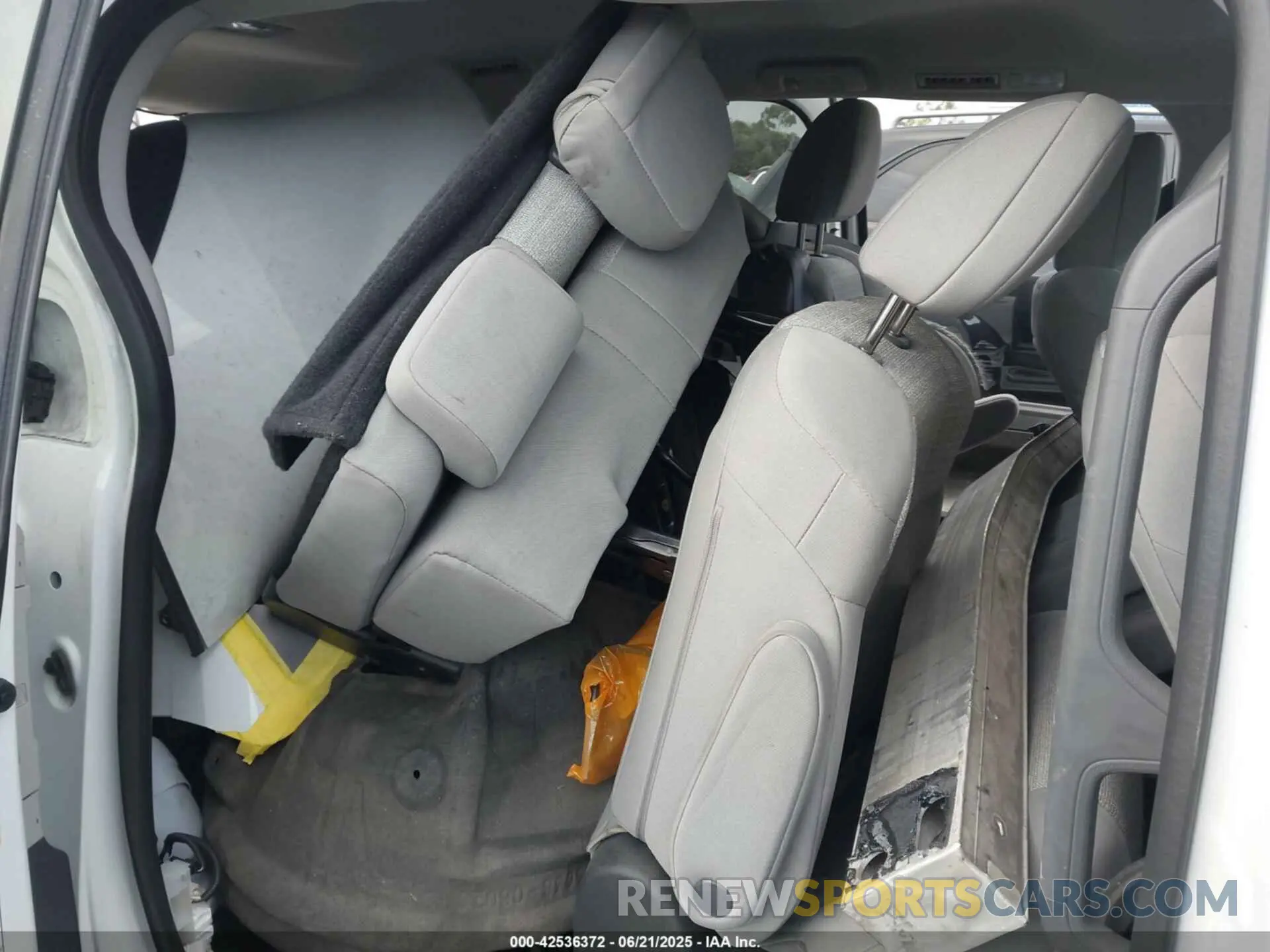 8 Photograph of a damaged car 5TDKRKEC9NS122406 TOYOTA SIENNA 2022
