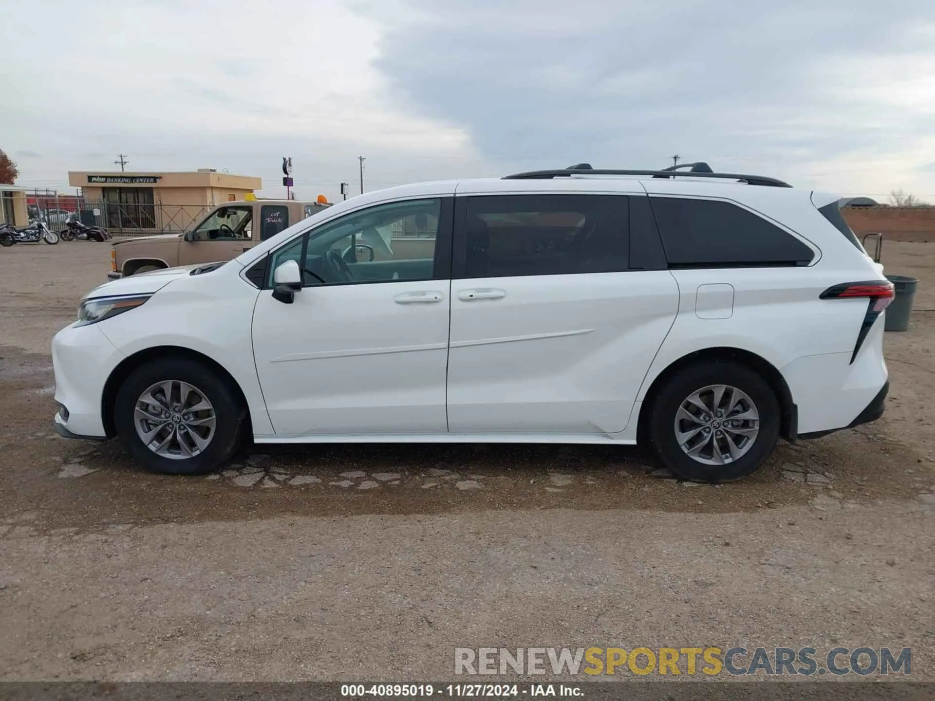 13 Photograph of a damaged car 5TDKRKEC9NS130036 TOYOTA SIENNA 2022