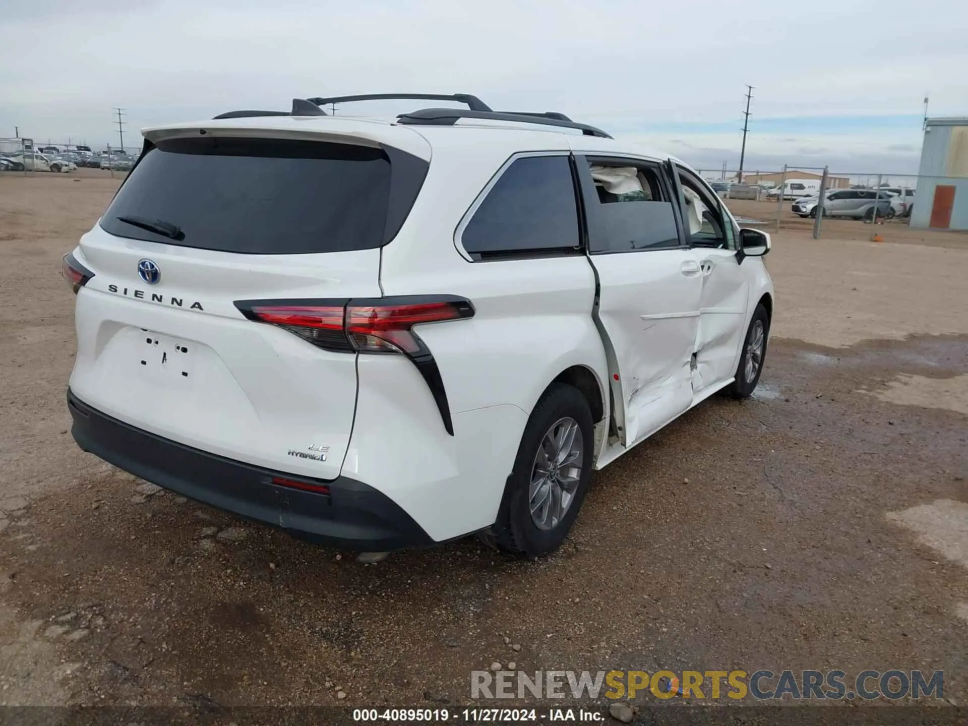 4 Photograph of a damaged car 5TDKRKEC9NS130036 TOYOTA SIENNA 2022
