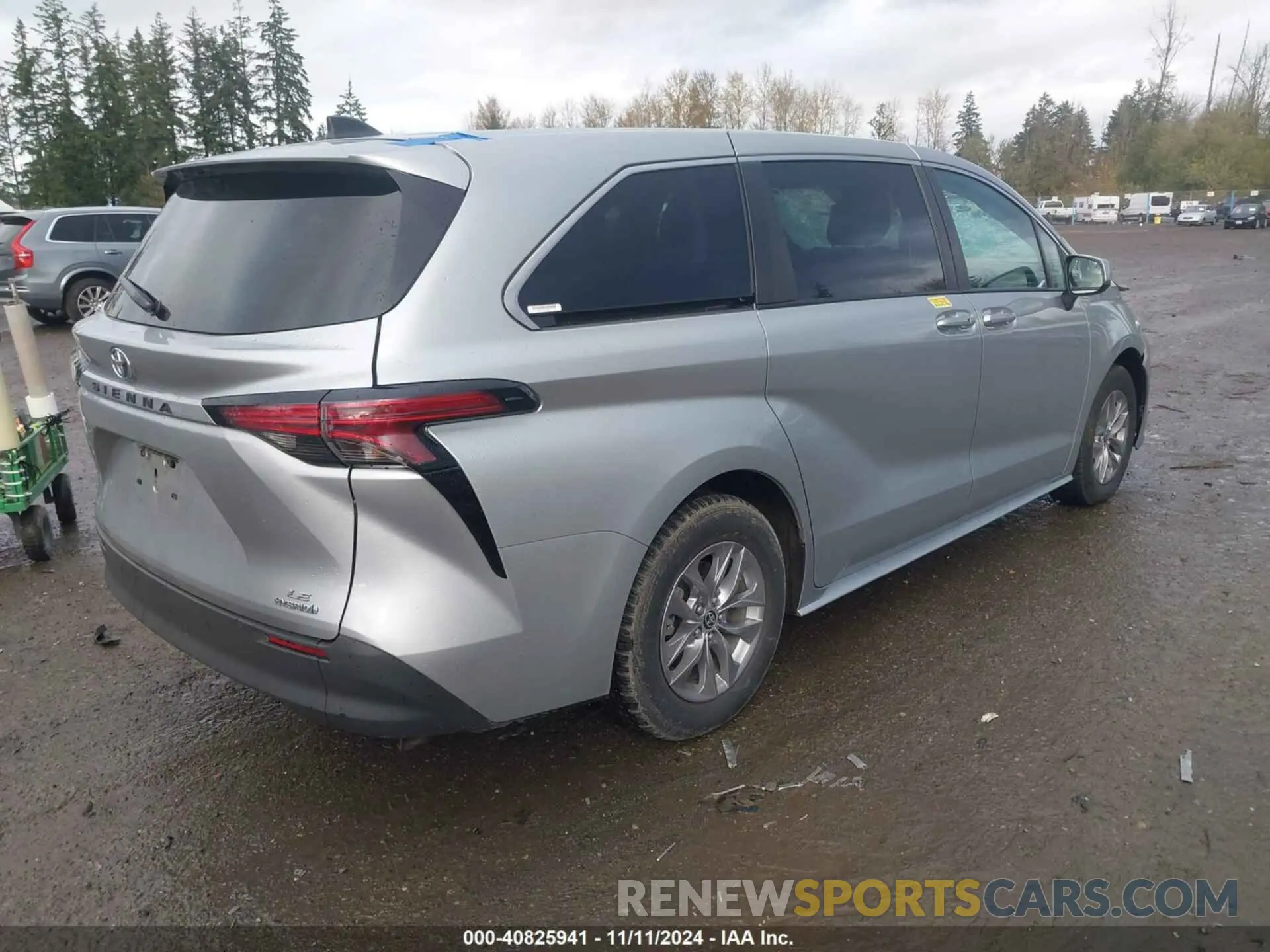 4 Photograph of a damaged car 5TDKRKECXNS109650 TOYOTA SIENNA 2022
