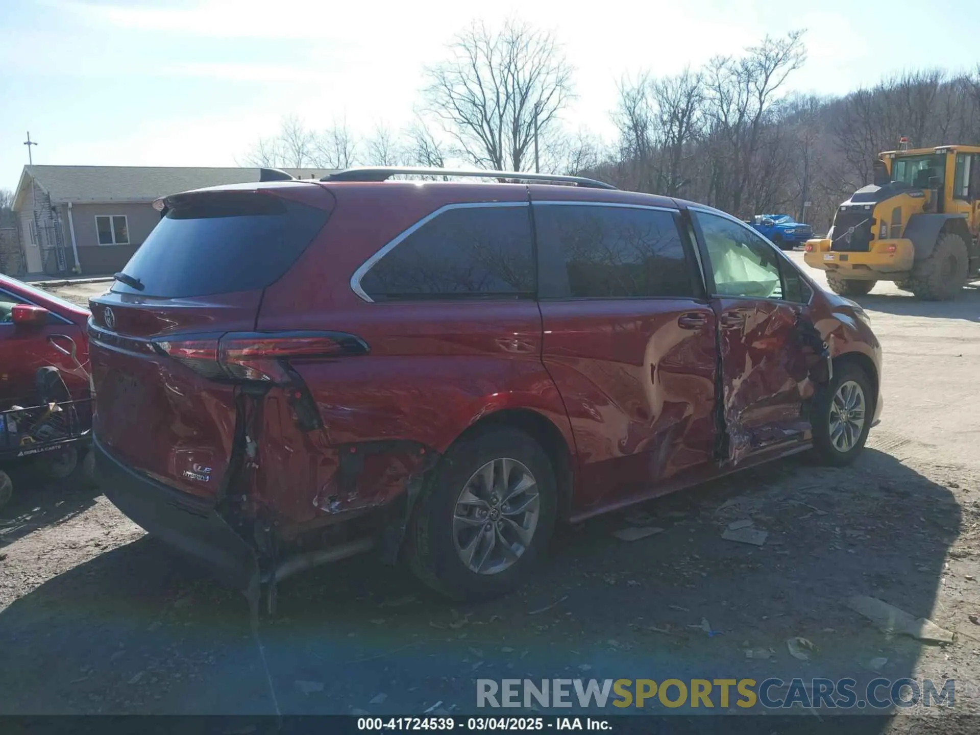4 Photograph of a damaged car 5TDKSKFC0NS047842 TOYOTA SIENNA 2022