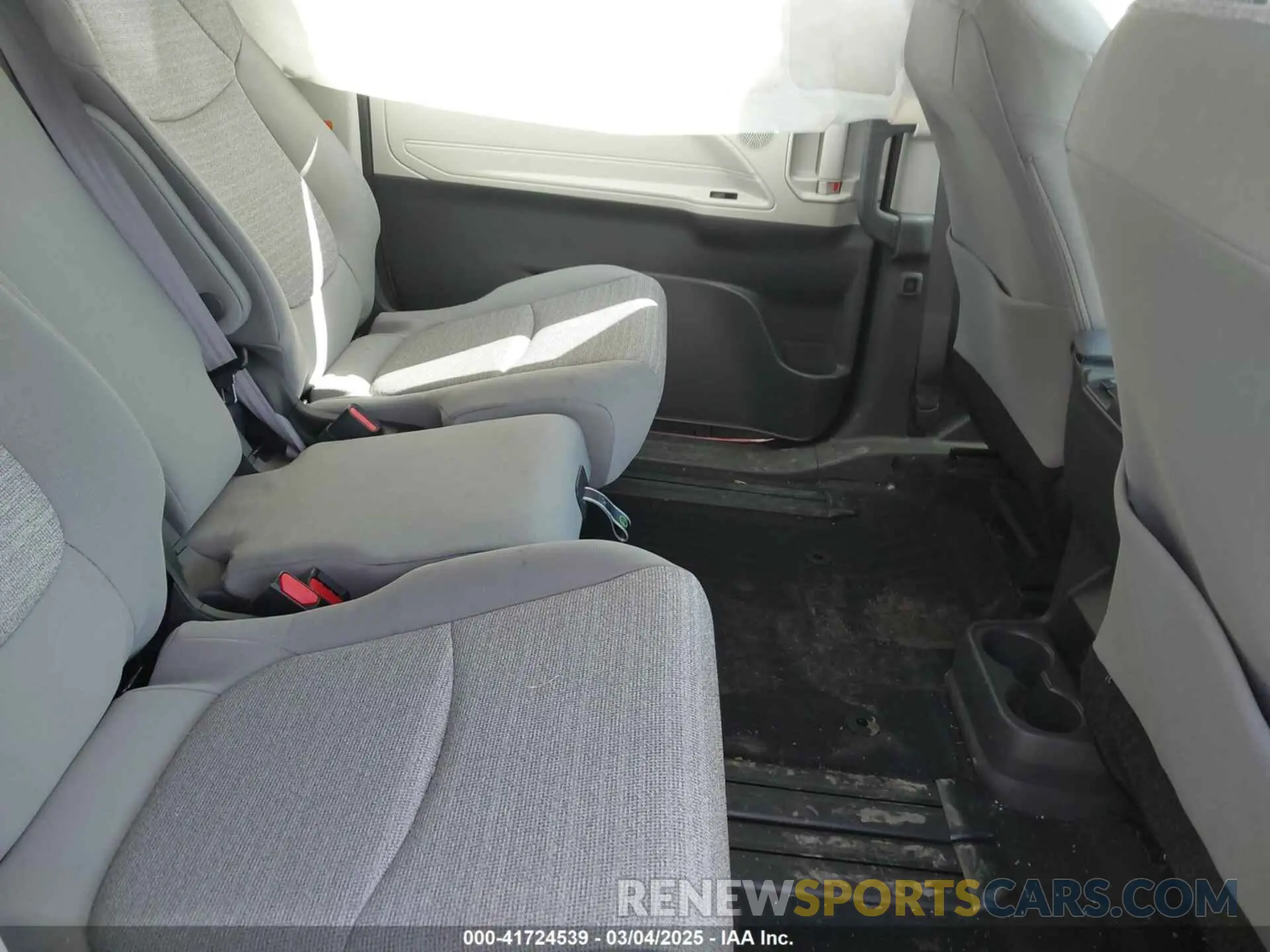 8 Photograph of a damaged car 5TDKSKFC0NS047842 TOYOTA SIENNA 2022