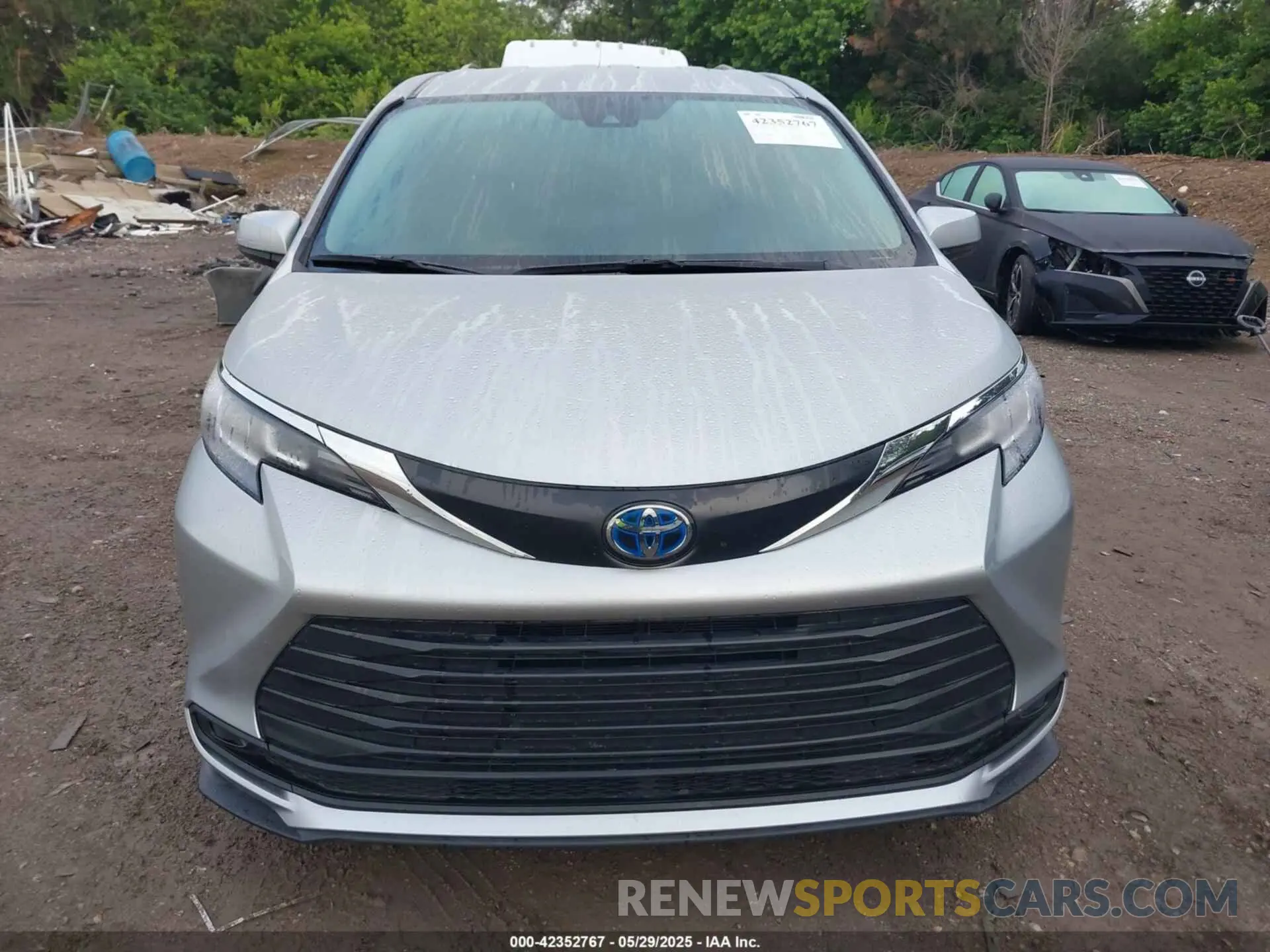13 Photograph of a damaged car 5TDKSKFC0NS049431 TOYOTA SIENNA 2022
