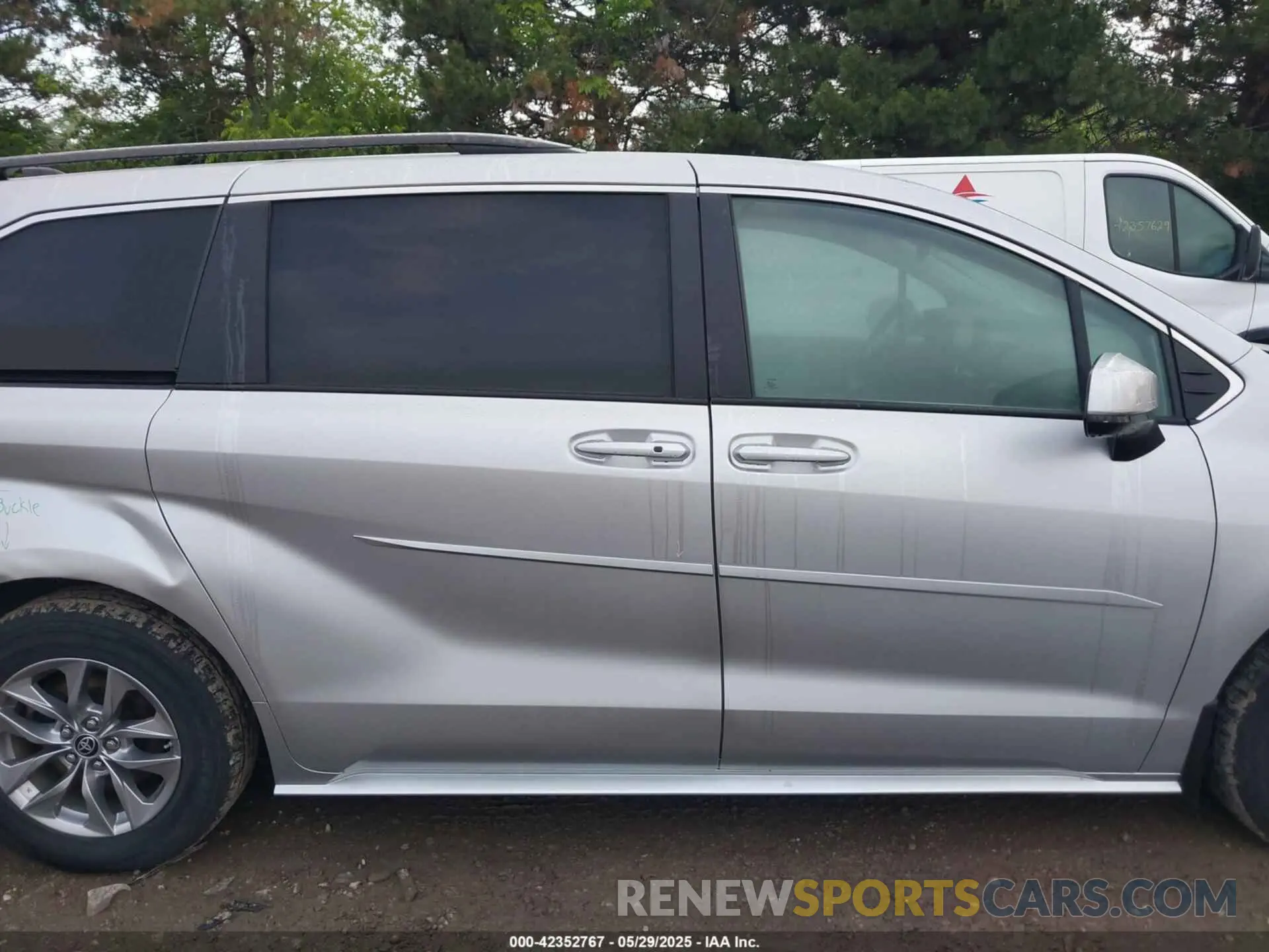 14 Photograph of a damaged car 5TDKSKFC0NS049431 TOYOTA SIENNA 2022