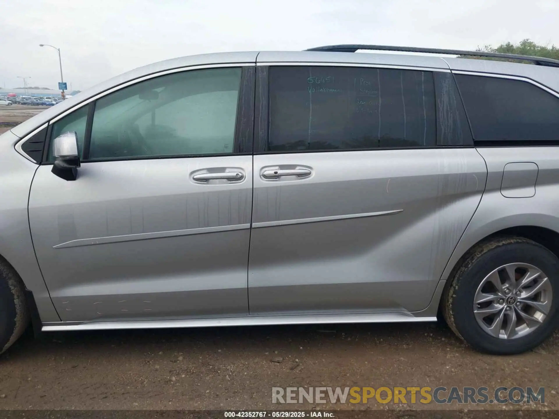 15 Photograph of a damaged car 5TDKSKFC0NS049431 TOYOTA SIENNA 2022