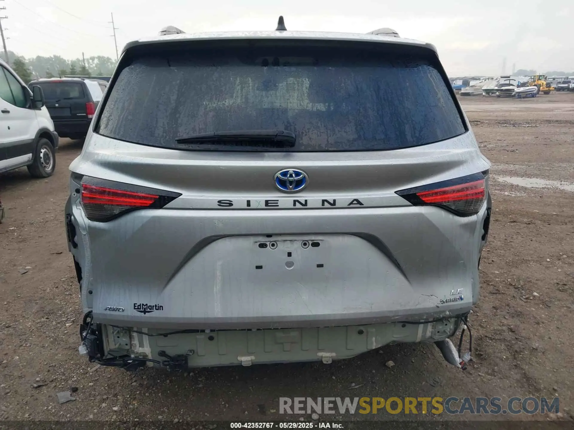 17 Photograph of a damaged car 5TDKSKFC0NS049431 TOYOTA SIENNA 2022