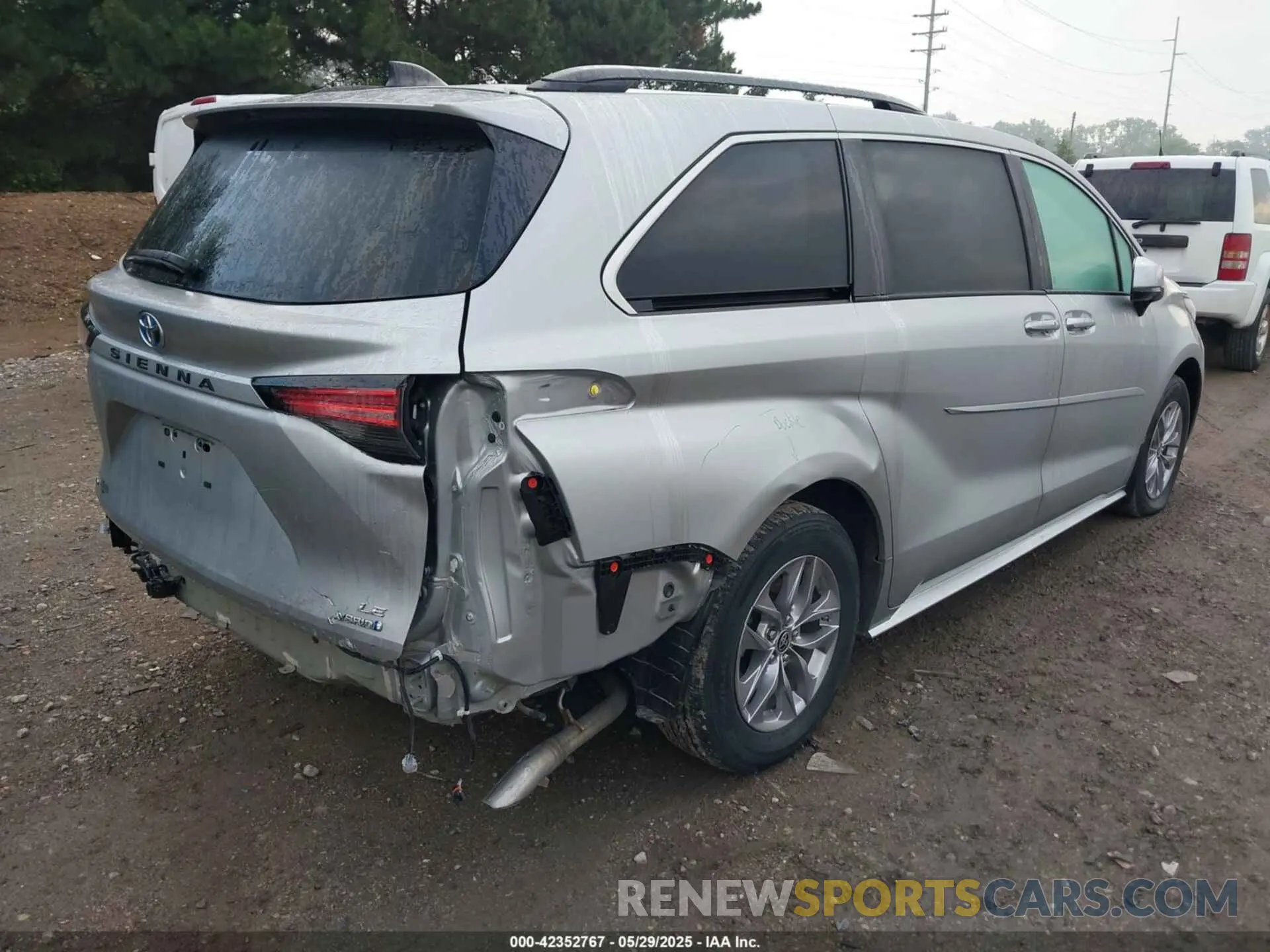 4 Photograph of a damaged car 5TDKSKFC0NS049431 TOYOTA SIENNA 2022