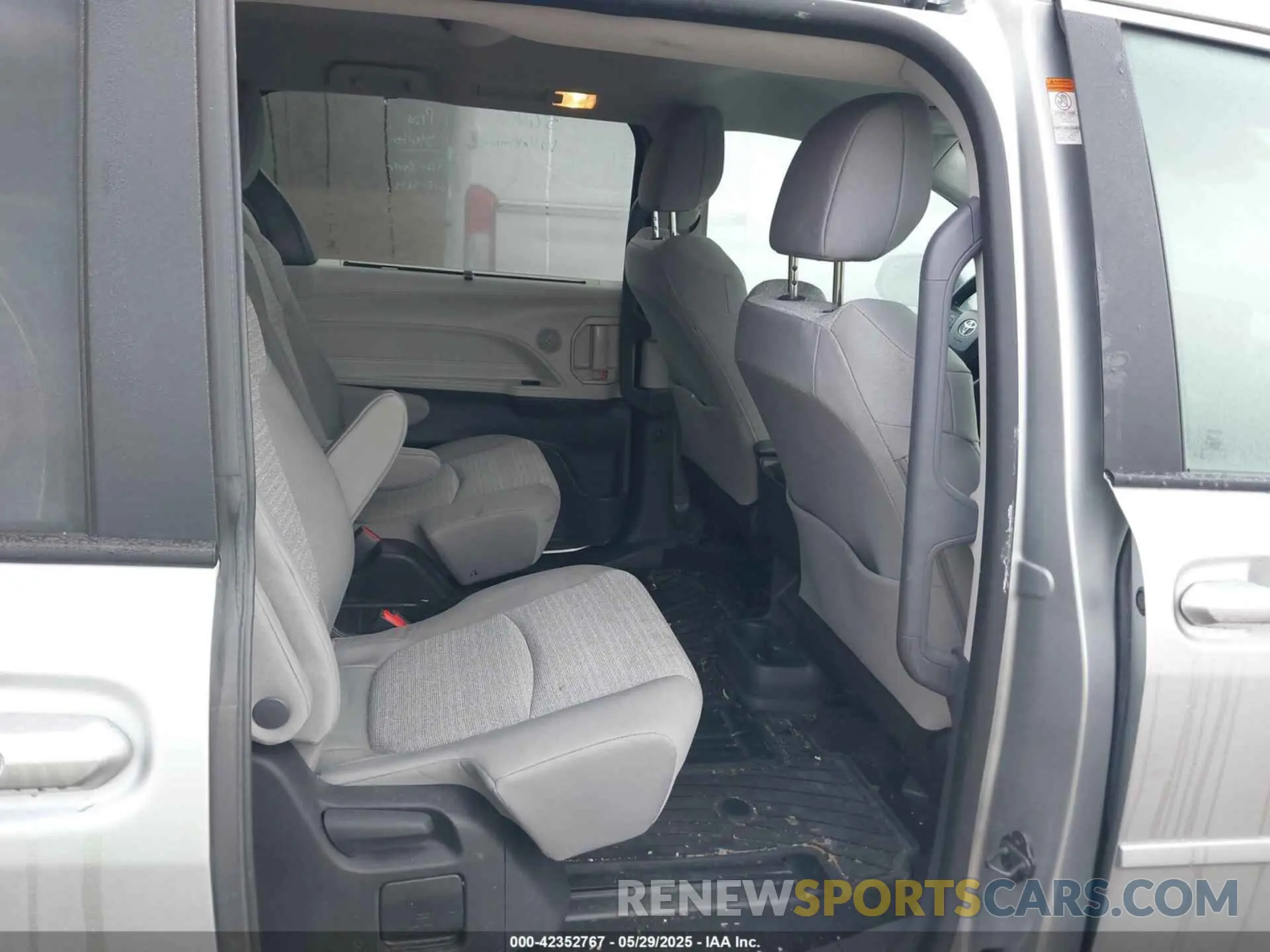 8 Photograph of a damaged car 5TDKSKFC0NS049431 TOYOTA SIENNA 2022