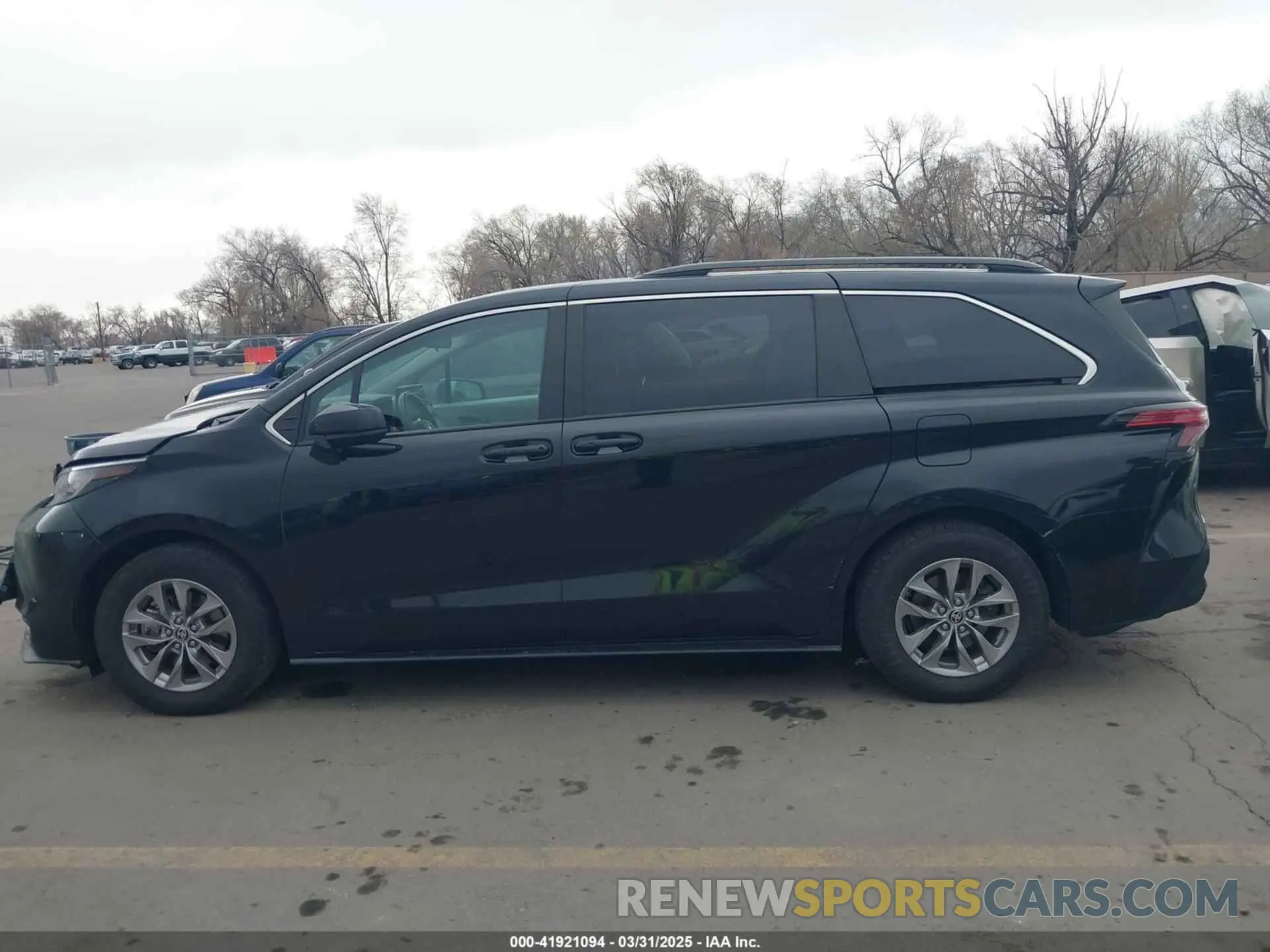 14 Photograph of a damaged car 5TDKSKFC1NS042455 TOYOTA SIENNA 2022