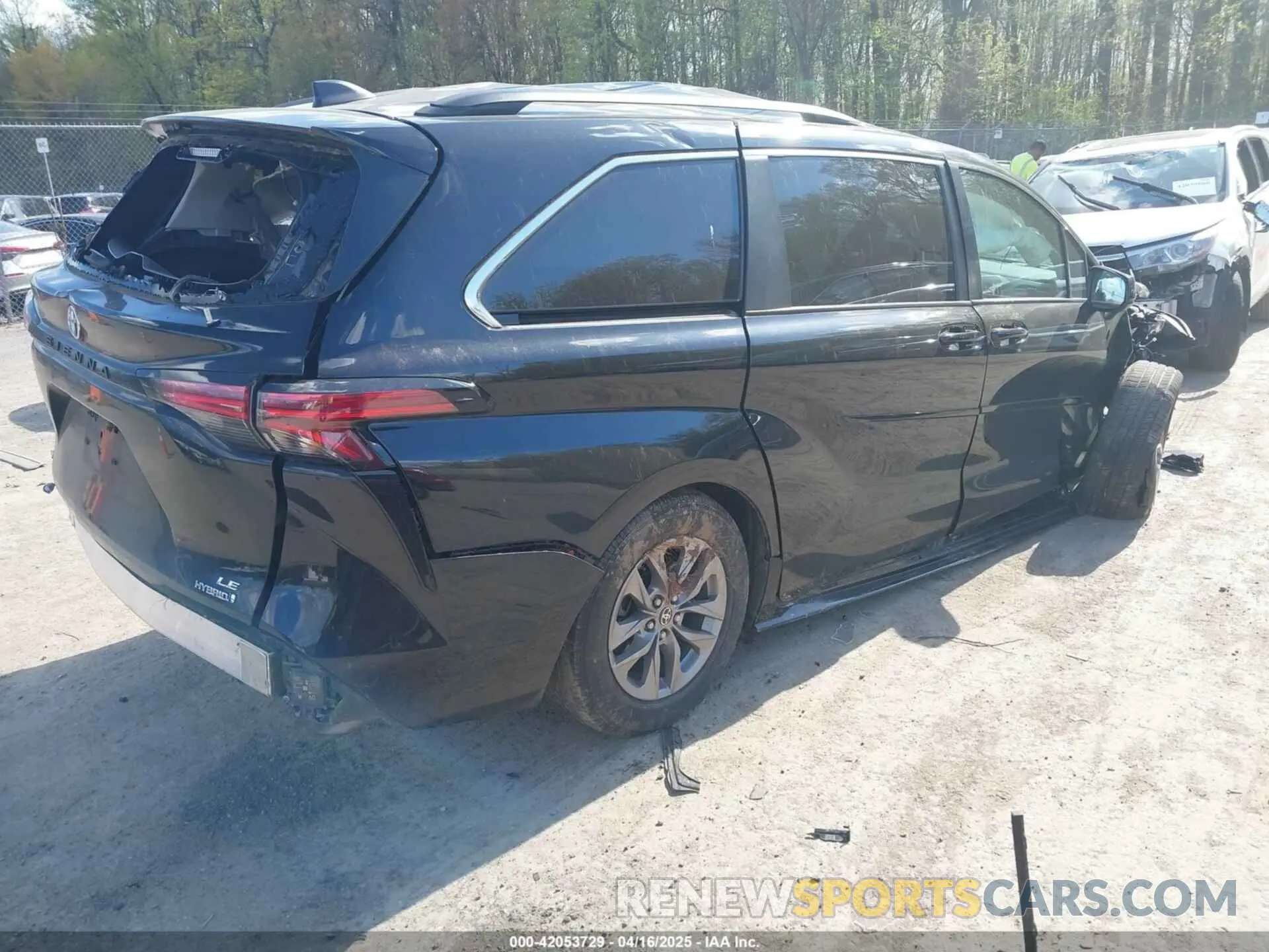4 Photograph of a damaged car 5TDKSKFC1NS073088 TOYOTA SIENNA 2022