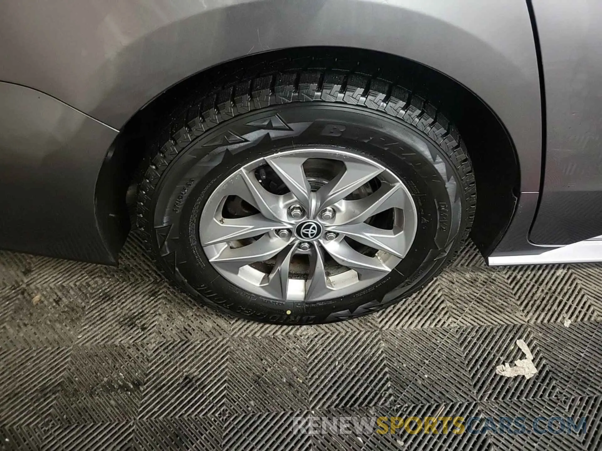 33 Photograph of a damaged car 5TDKSKFC2NS047017 TOYOTA SIENNA 2022