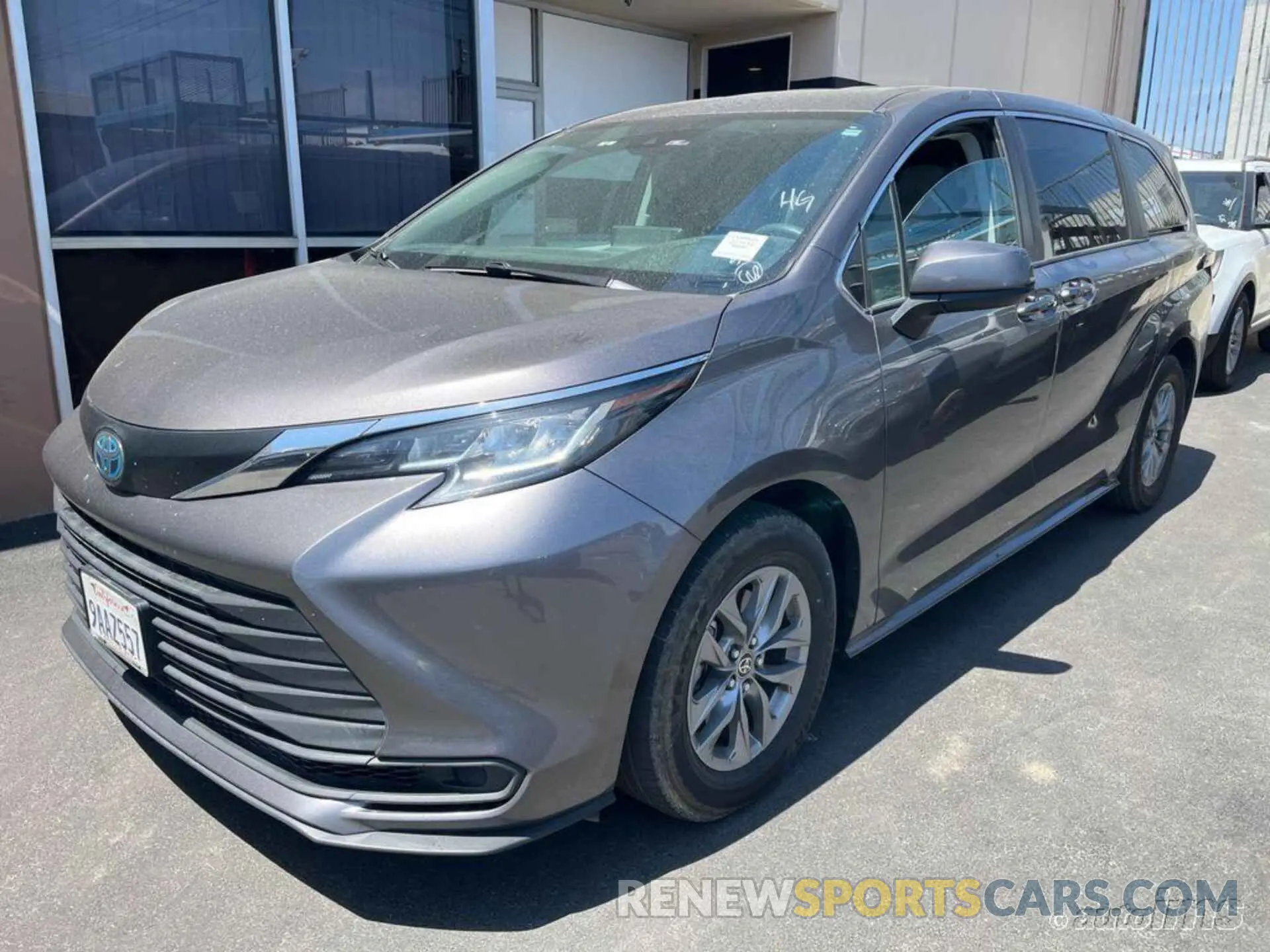 4 Photograph of a damaged car 5TDKSKFC3NS047172 TOYOTA SIENNA 2022